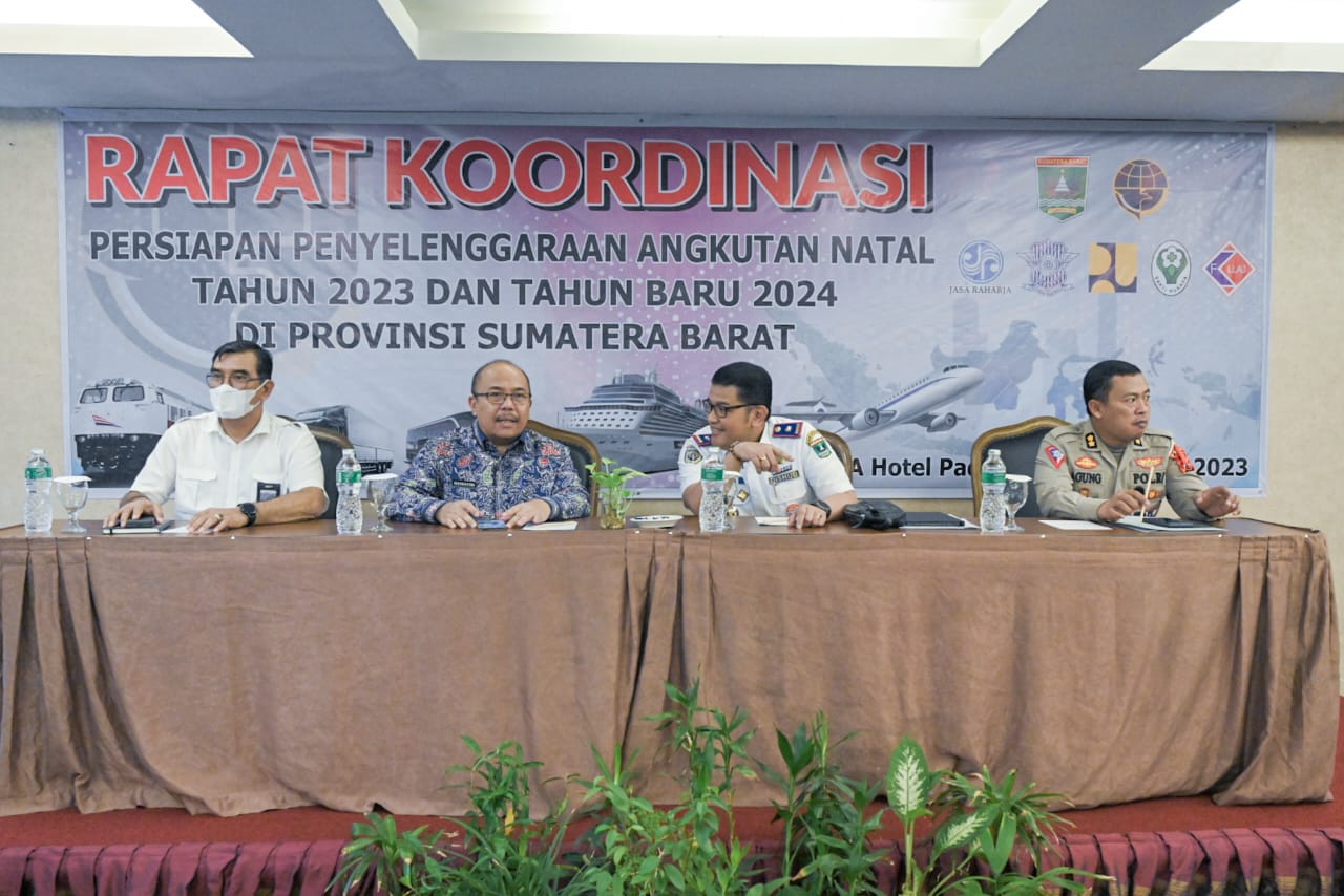 Sekda Hansastri saat membuka Rapat Koordinasi (Rakor) Persiapan Penyelenggaraan Angkutan Nataru 2023/2024, di Padang, Kamis (7/12/2023). Foto Adpsb.