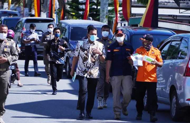 Pj Wako Sonny bersama Kepala BPBD I Putu Venda,  saat bagi masker ke warga, Kamis (7/12/2023) dikawasan jalan Sudirman Padang Panjang.