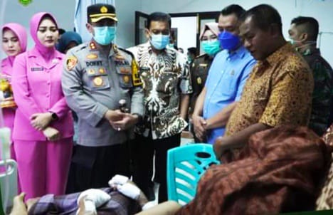 Pj Wako Sonny bersama Forkopimda saat bezuk korban erupsi Merapi dirawat di RSUD Padang Panjang.