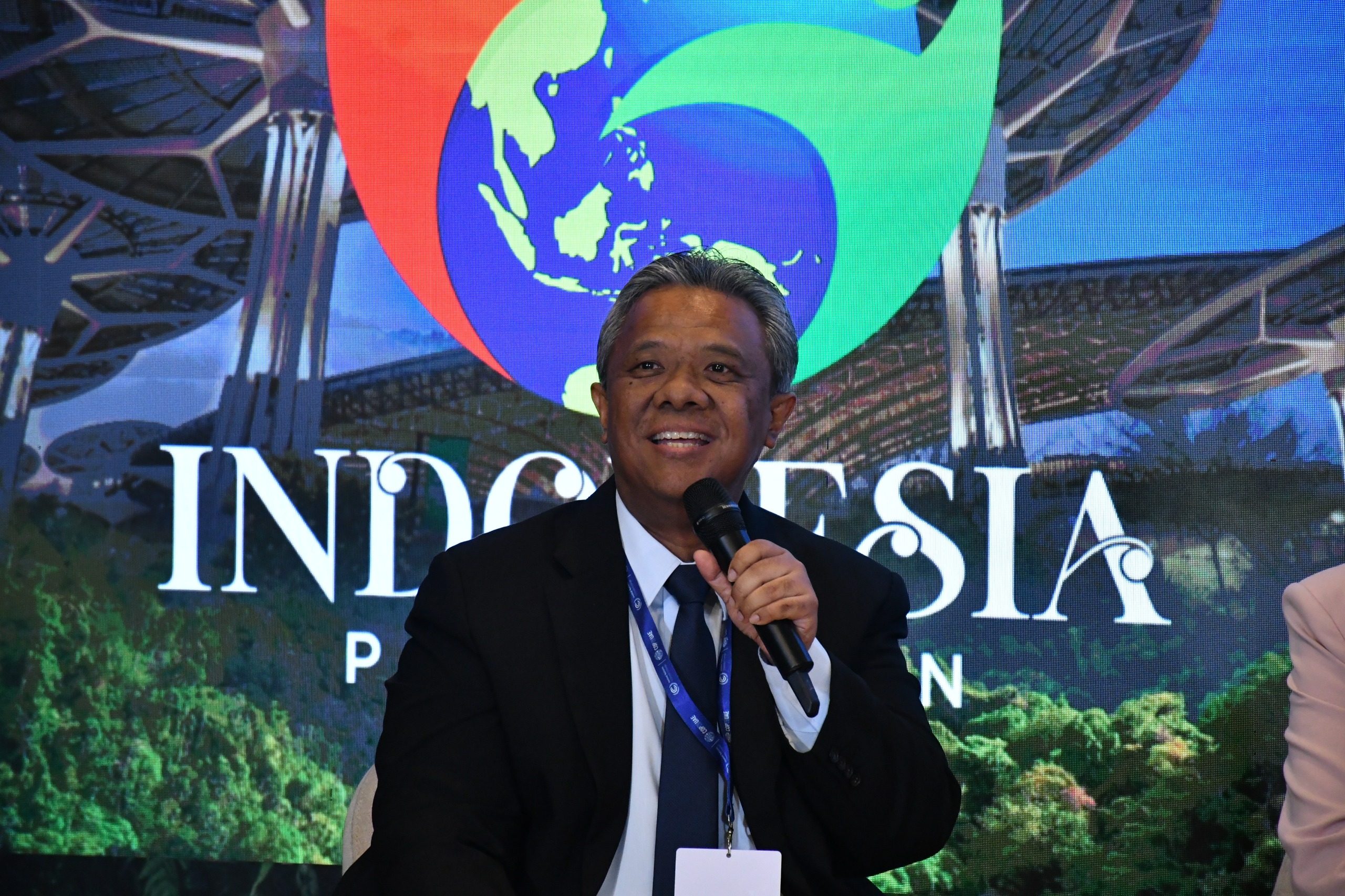 Direktur Legal dan Manajemen Human Capital PLN, Yusuf Didi Setiarto saat menjadi pembicara dalam diskusi bertajuk _"Just and Orderly Transition"_ di Indonesia Pavilion pada COP28 di Dubai, Selasa (6/12). Menurutnya, untuk menjalankan transisi energi, peng