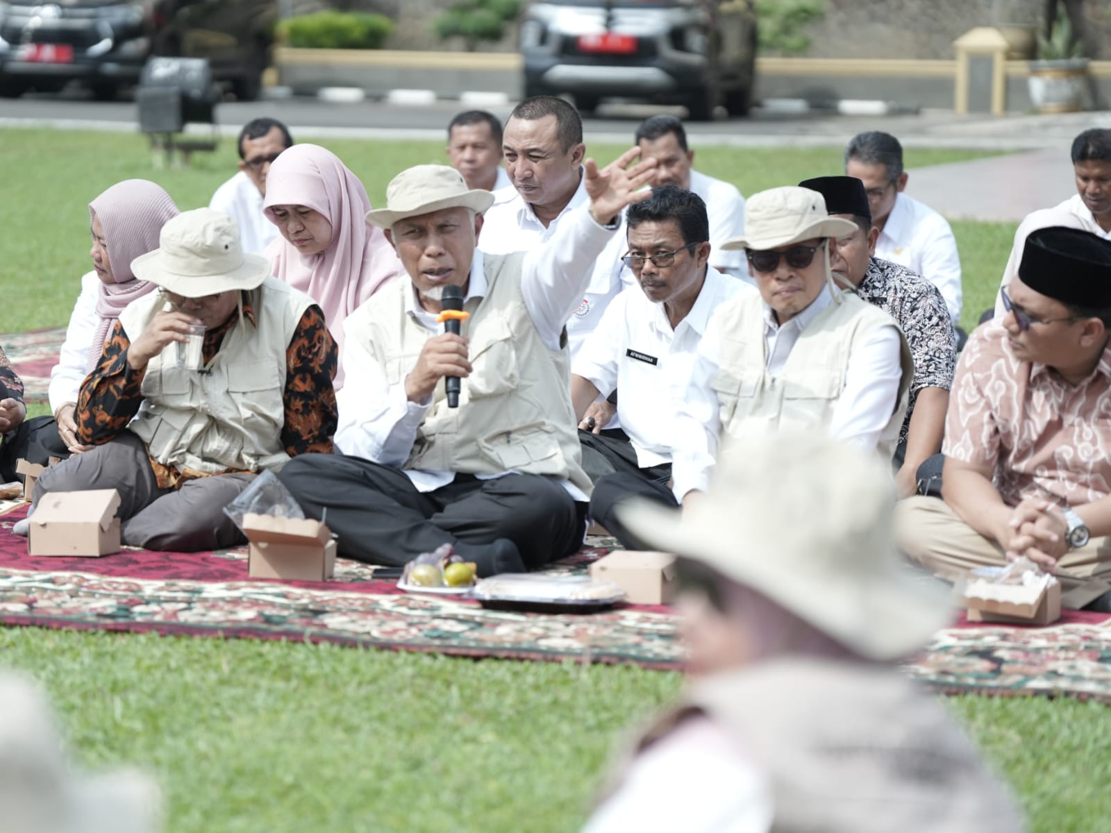 Gubernur Sumbar, Mahyeldi, setelah Apel Siaga Penyuluh Pertanian memberikan arahan, Sabtu (9/12/2023) di Padang. Foto Adpsb. 