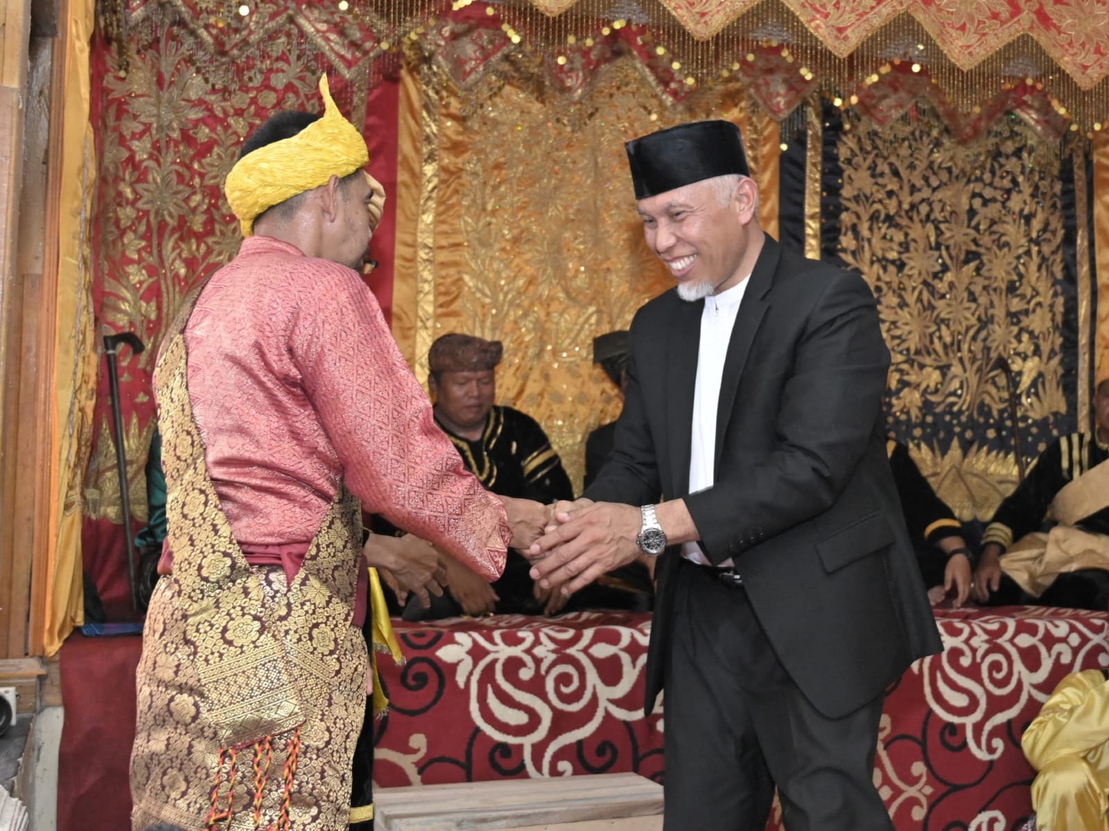 Gubernur Sumatera Barat , Mahyeldi Ansharullah Datuak Marajo, menghadiri gelaran Penobatan Rajo Nan Baduo serta Batagak Pangulu Nagari Maek, Kabupaten Lima Puluh Kota, Sabtu (9/12/2023). Foto Adpsb. 