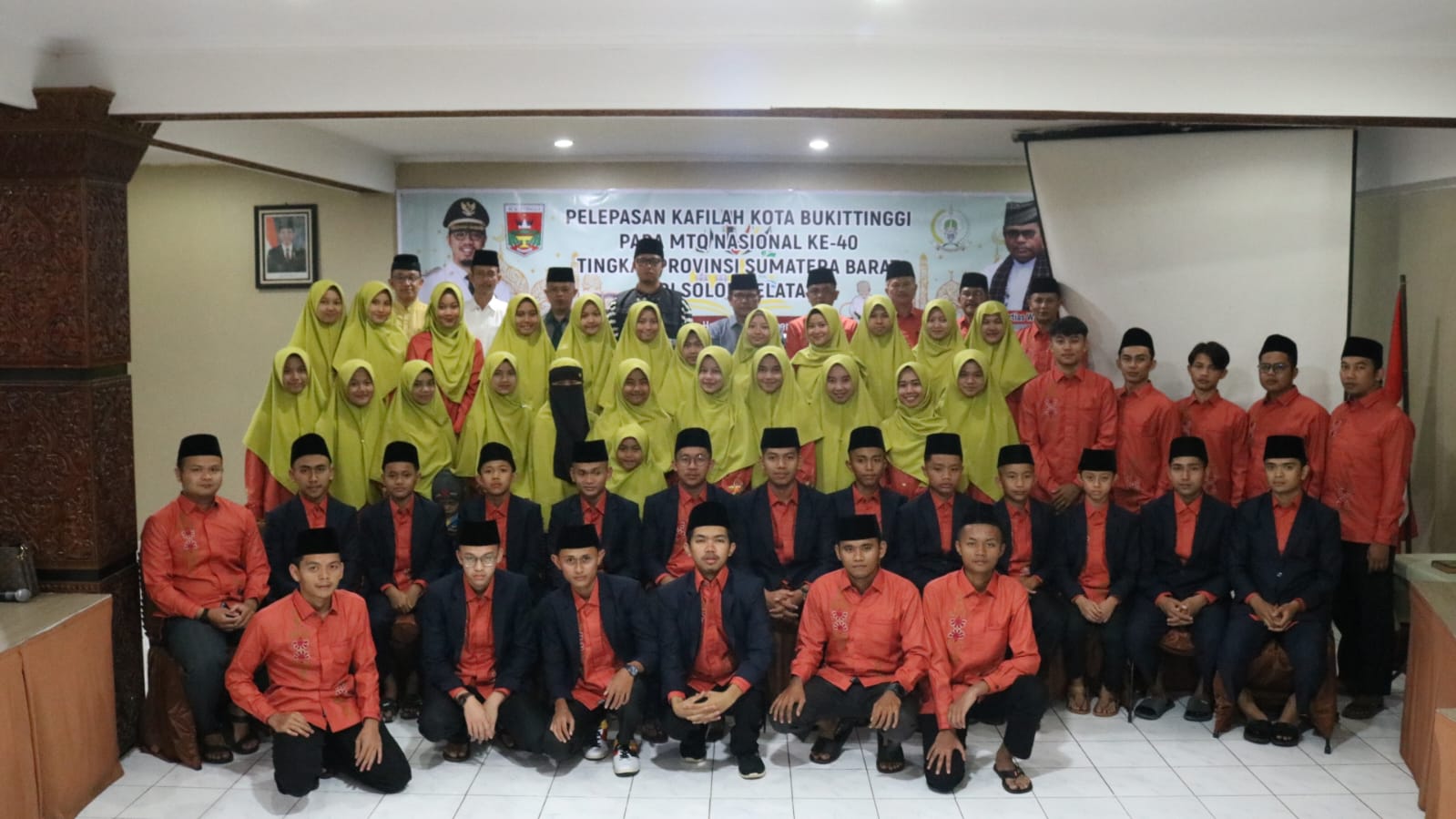 Wali Kota Bukittinggi, Erman Safar bersama kafilah yang siap berlaga di Musabaqah Tilawatil Quran (MTQ) nasional ke-40 tingkat Provinsi Sumatera Barat.