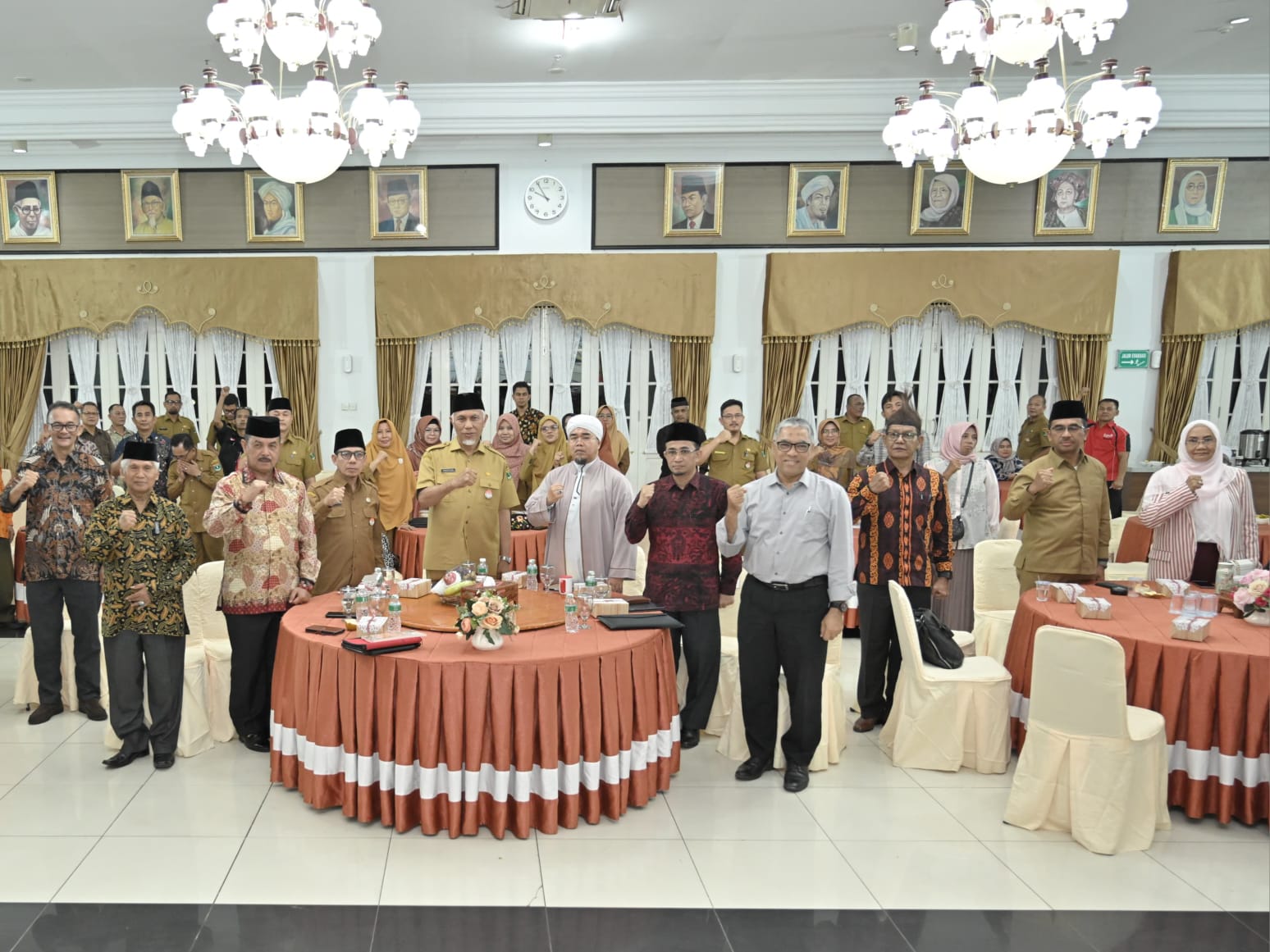 Hal tersebut dikatakan Gubernur Mahyeldi dalam Focus Group Discussion (FGD) Kebudayaan bersama Akademisi, Budayawan dan Tokoh Adat di Auditorium Gubernuran, Padang, Senin (11/12/2023). Foto Adpsbm