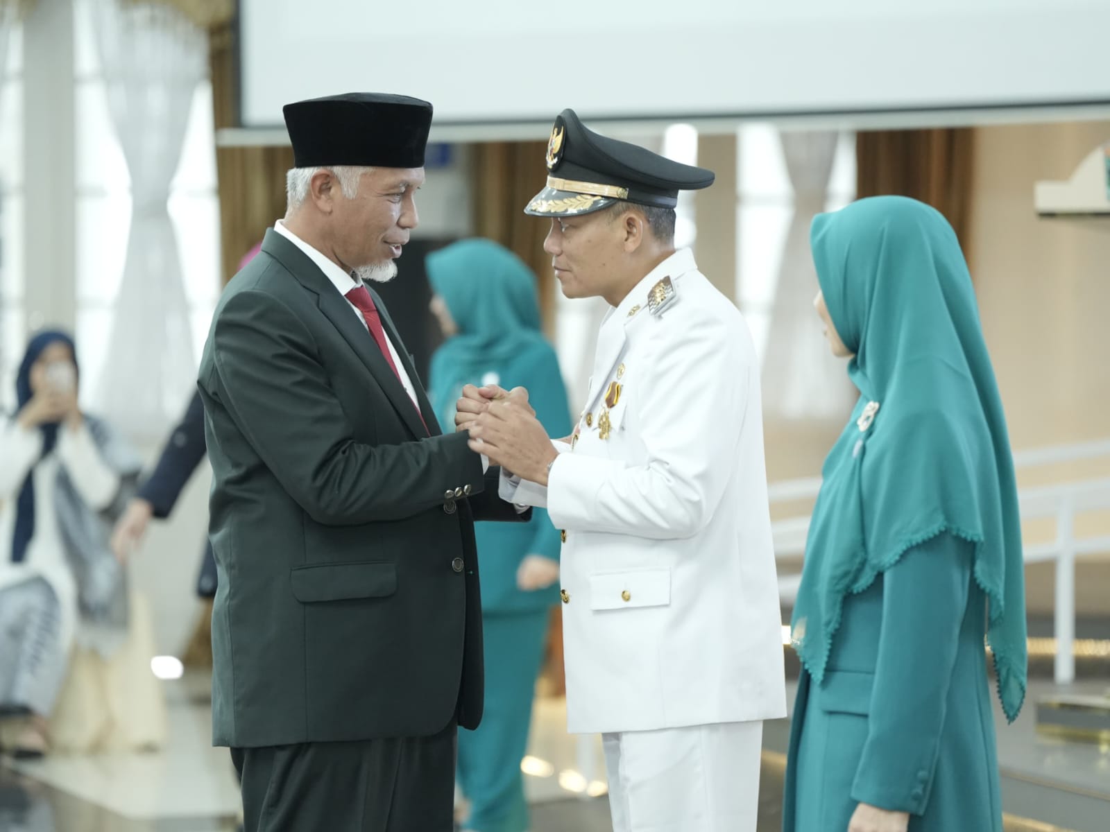 Gubernur Sumatera Barat Mahyeldi resmi melantik Wakil Bupati Pasaman Sabar AS sebagai Bupati defenitif, menggantikan Benny Utama, Selasa (12/12/2023). Foto Adpsb. 