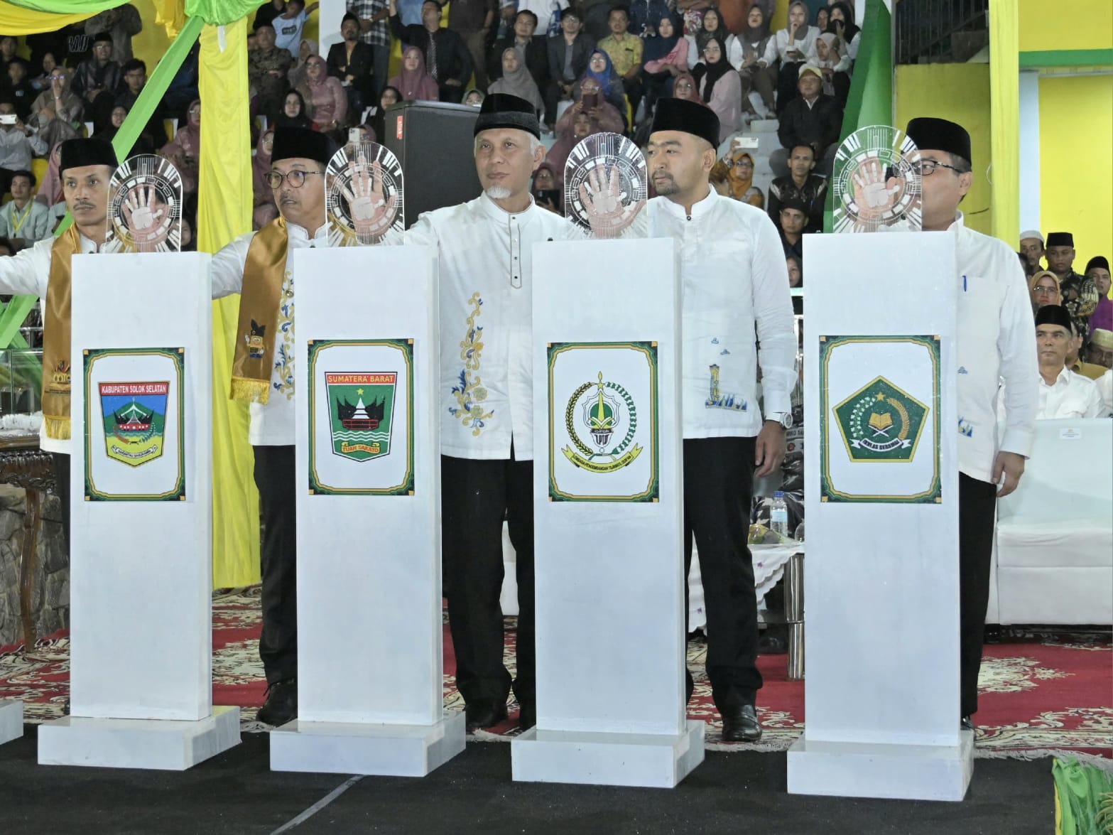 Gubernur Sumatera Barat (Sumbar), Mahyeldi Ansharullah, resmi membuka gelaran MTQ Nasional ke-40 atau MTQN XL tingkat Provinsi Sumbar yang dipusatkan di Kabupaten Solok Selatan (Solsel), Selasa (12/12/2023) malam. Foto Adpsb. 