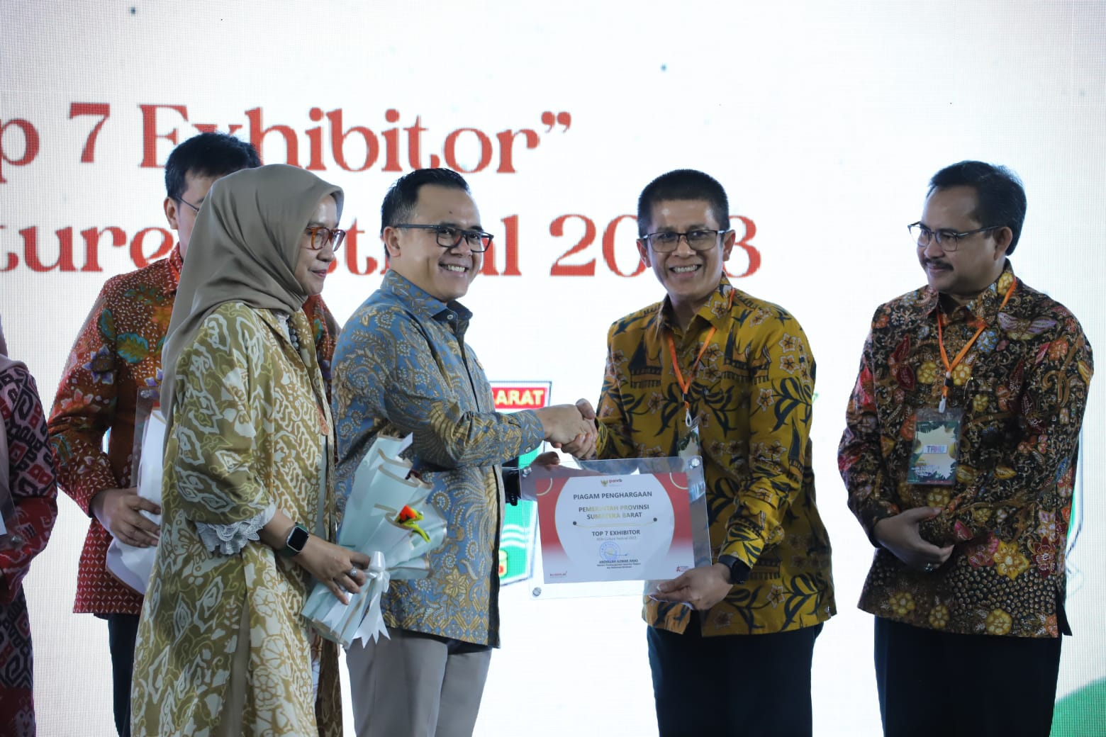 Penghargaan Best Top 7 Exhibitors diserahkan oleh Menteri PANRB Abdullah Azwar Anas kepada Asisten III Bidang Administrasi Umum Setdaprov Sumbar, Andri Yulika. Foto Adpsb. 