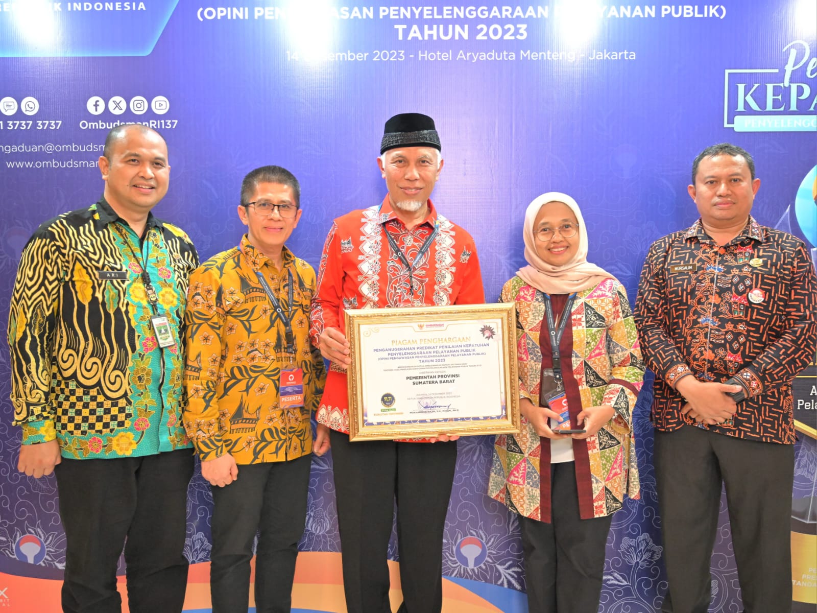 Gubernur Sumbar, Mahyeldi Ansharullah, menerima penghargaan dari Ombudsman RI di Jakarta, Kamis (14/12/2023). Foto Adpsb. 
