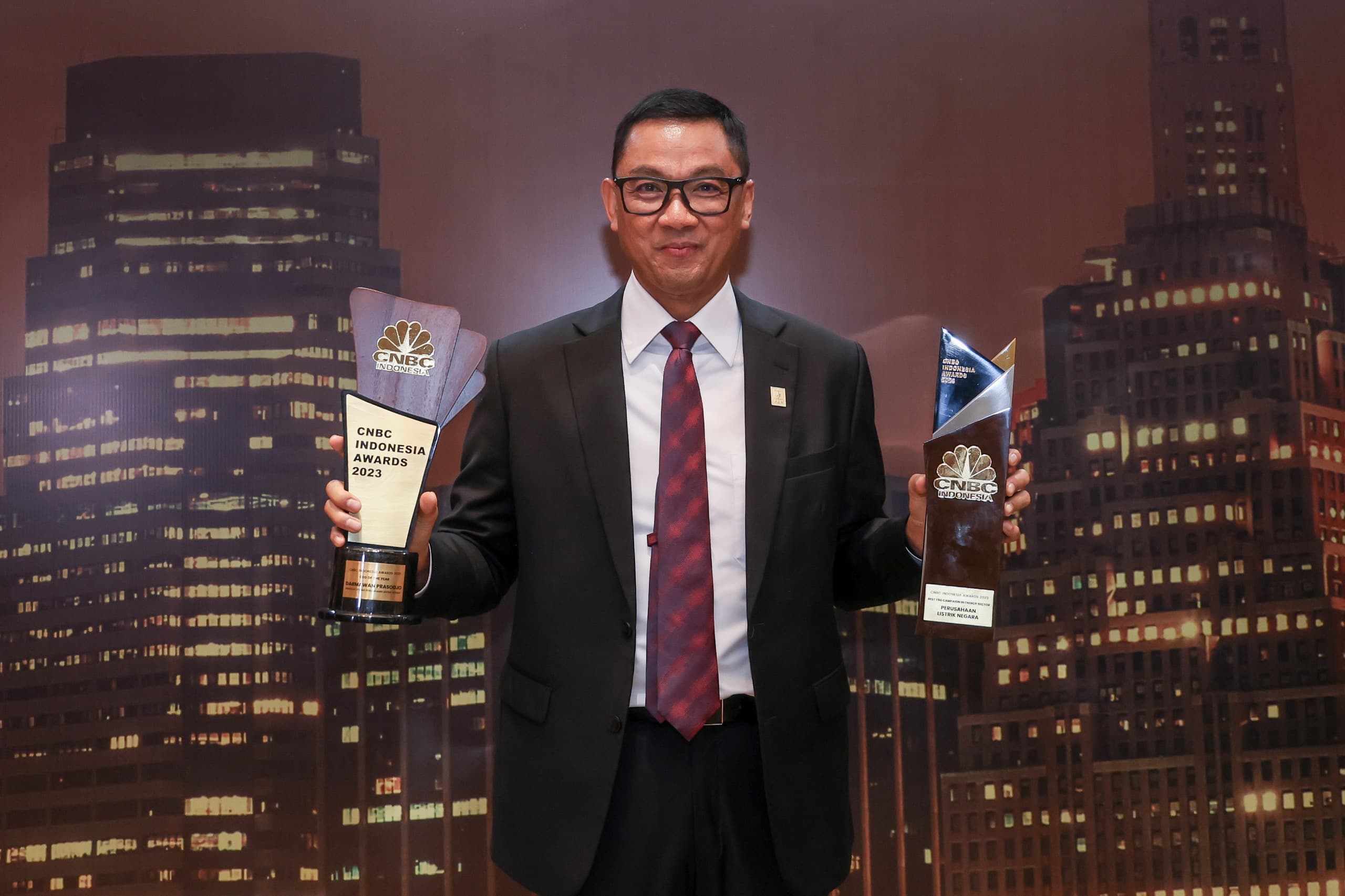 Direktur Utama PLN Darmawan Prasodjo mengangkat plakat penghargaan sebagai _CEO of The Year_ dan PLN sebagai _Best ESG (Environmental, Social, and Governance) Campaign in Energy Sector_ dalam ajang CNBC Indonesia Awards 2023, di Jakarta, Rabu (13/12).