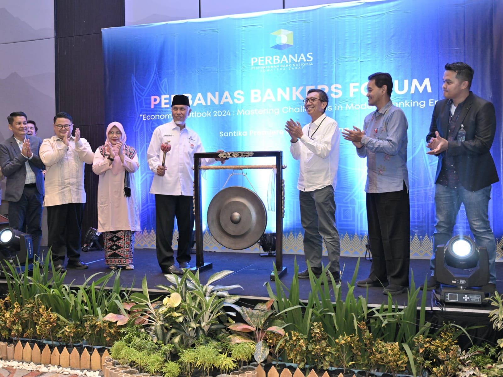 Gubernur Mahyeldi, saat membuka kegiatan Perbanas Bankers Forum di Padang, Jumat (15/12/2023). Foto Adpsb.