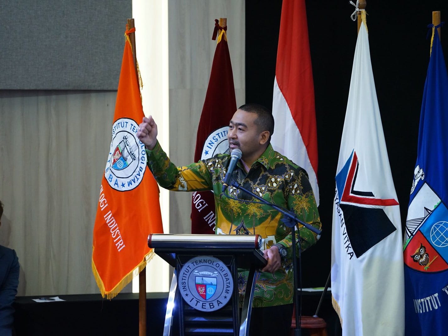 Wagub Sumbar Audy Joinaldy saat memberikan kuliah umum pada Wisuda II Institut Teknologi Batam (ITEBA), Kepulauan Riau, Sabtu (16/12/2023). Foto Adpsb. 