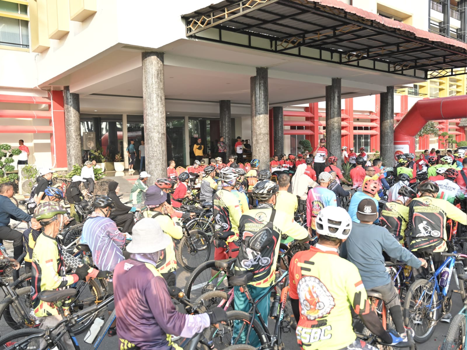 Peserta sepeda sehat Hari Bela Nagara 75/2023 dilepas Gubernur Sumbar Mahyeldi, Minggu (17/12/2023) di Padang. Foto Adpsb. 