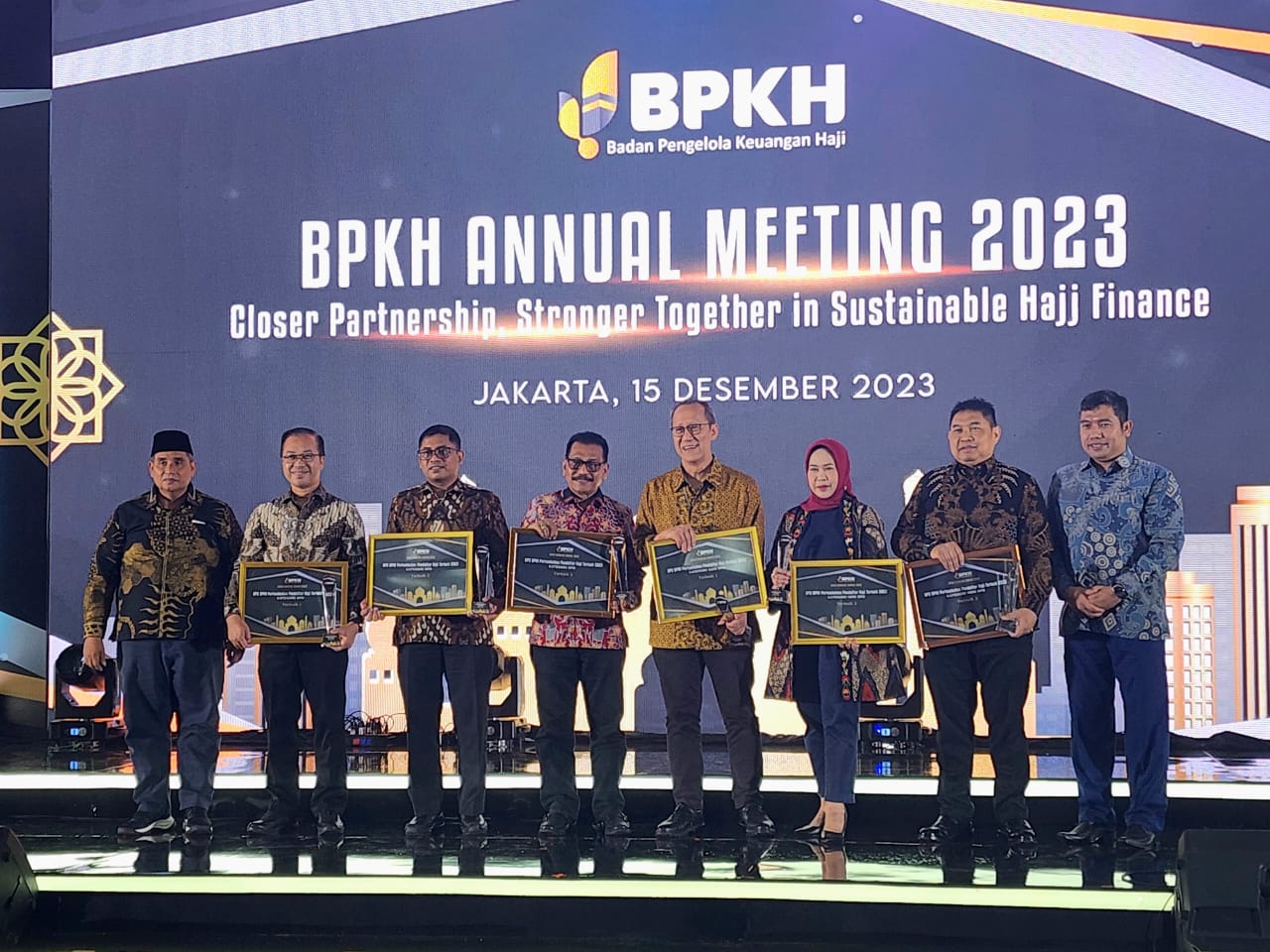 Direktur Utama (Dirut) Bank Nagari Muhamad Irsyad menerima penghargaan pada Annual Meeting & Banking Award 2023, di Sheraton Grand Jakarta Gandaria City Hotel, Kebayoran Lama, Jakarta, Jumat (15/12) lalu.