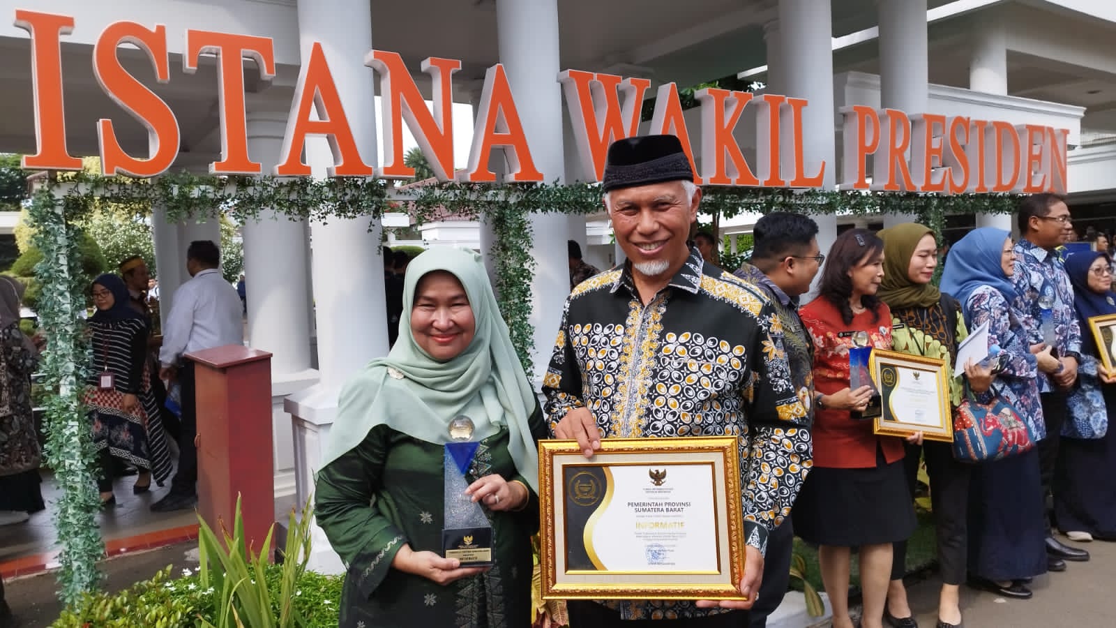 Penghargaan Provinsi Informatif untuk Sumatra Barat. Foto Adpsb. 