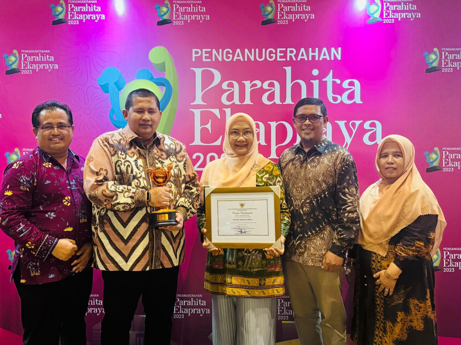 Tim Sumbar yang hadir saat penyerahan Anugerah Parahita Ekapraya (EPA) kategori Nindya dari Kementerian PPPA RI. Foto Adpsb. 