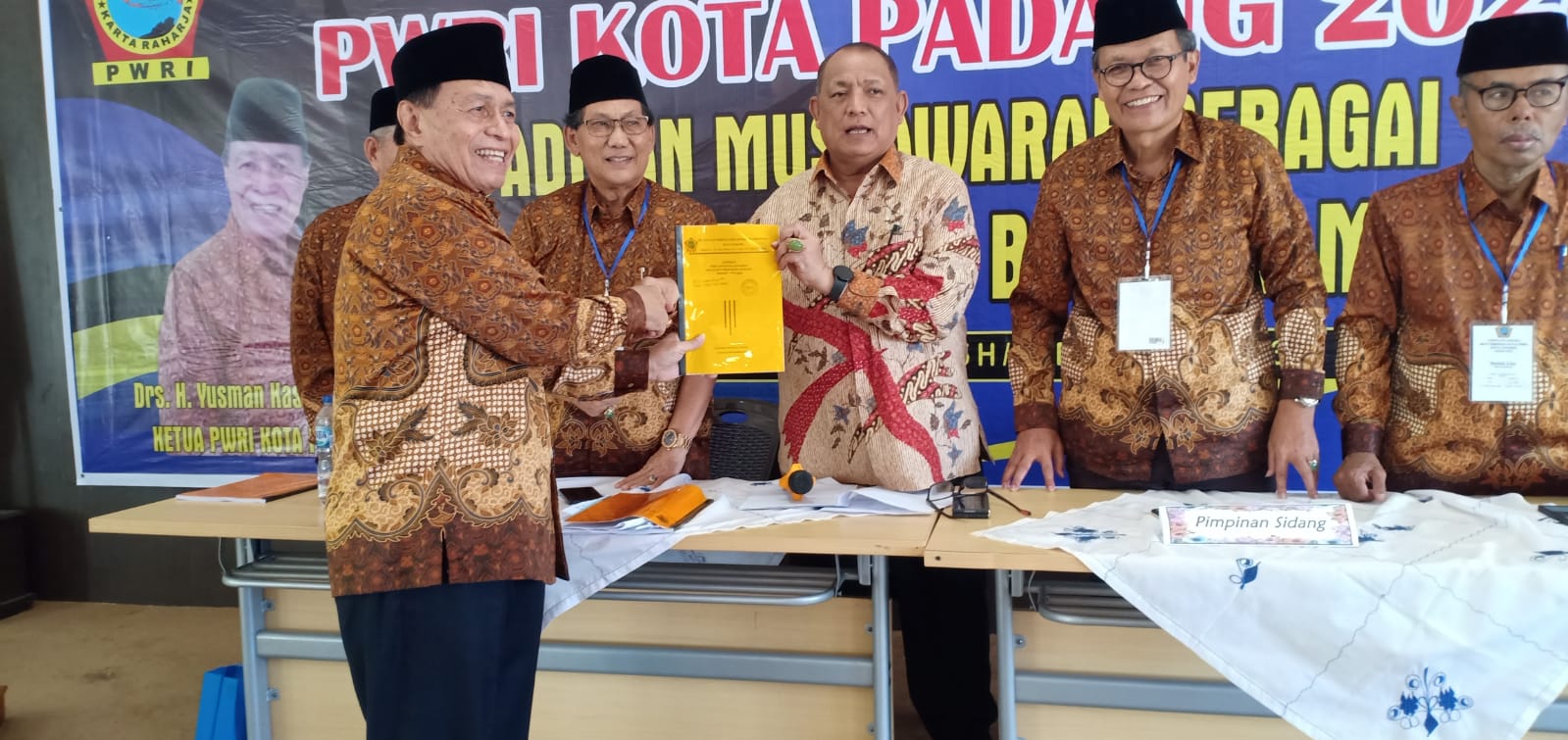 Ketua PWRI Sumatera Barat Drs. H Syafrizal Ucok, menyerahkan hasil Pemilihan kepada Ketua PWRI Kota Padang terpilih, Yusman Kasim, Rabu (20/12/2023) di Padang.
