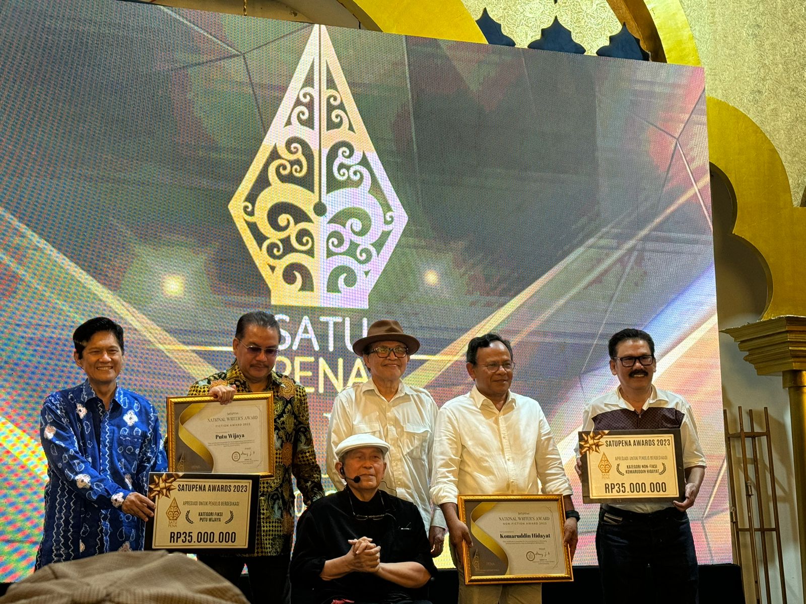 Penghargaan tertinggi Satupena disampaikan langsung oleh Ketua Umum Satupena Denny JA bersama pengurus, kepada Putu Wijaya dan Komaruddin Hidayat di Jakarta. Foto ist.