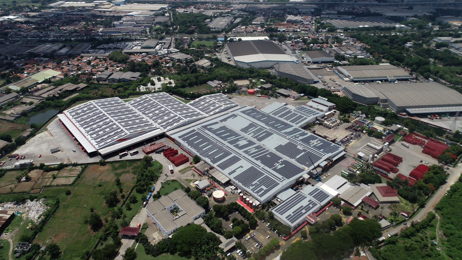 Pabrik Bekasi 1, pabrik terbesar milik Coca-Cola Europacific Partners (CCEP) Indonesia yang akan memanfaatkan layanan _Green Energy As Services Renewable Energy Certificate_ (REC) PLN.