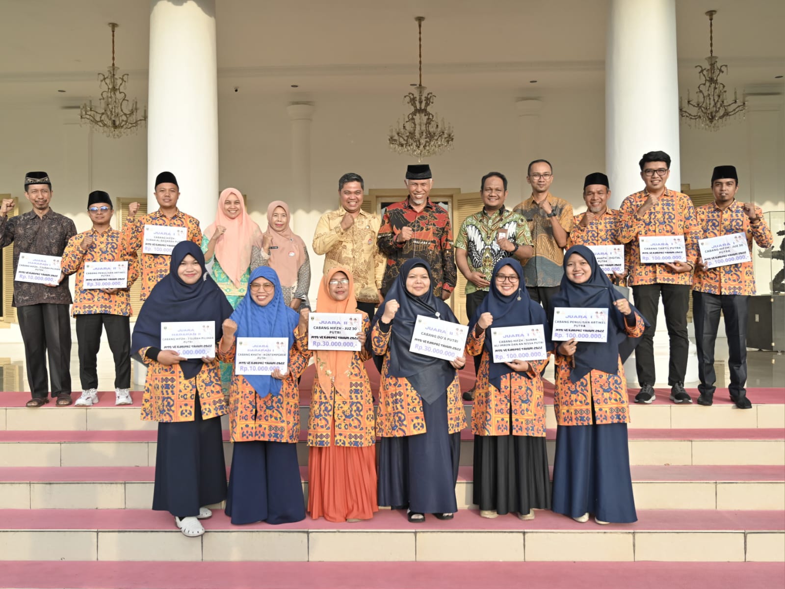 Gubernur Sumatera Barat, Mahyeldi Ansharullah menyerahkan hadiah bagi kafilah Sumbar yang berhasil menjadi juara pada gelaran Musabaqah Tilawatil Quran (MTQ) Nasional VI KORPRI tahun 2022. Foto Adpsb. 