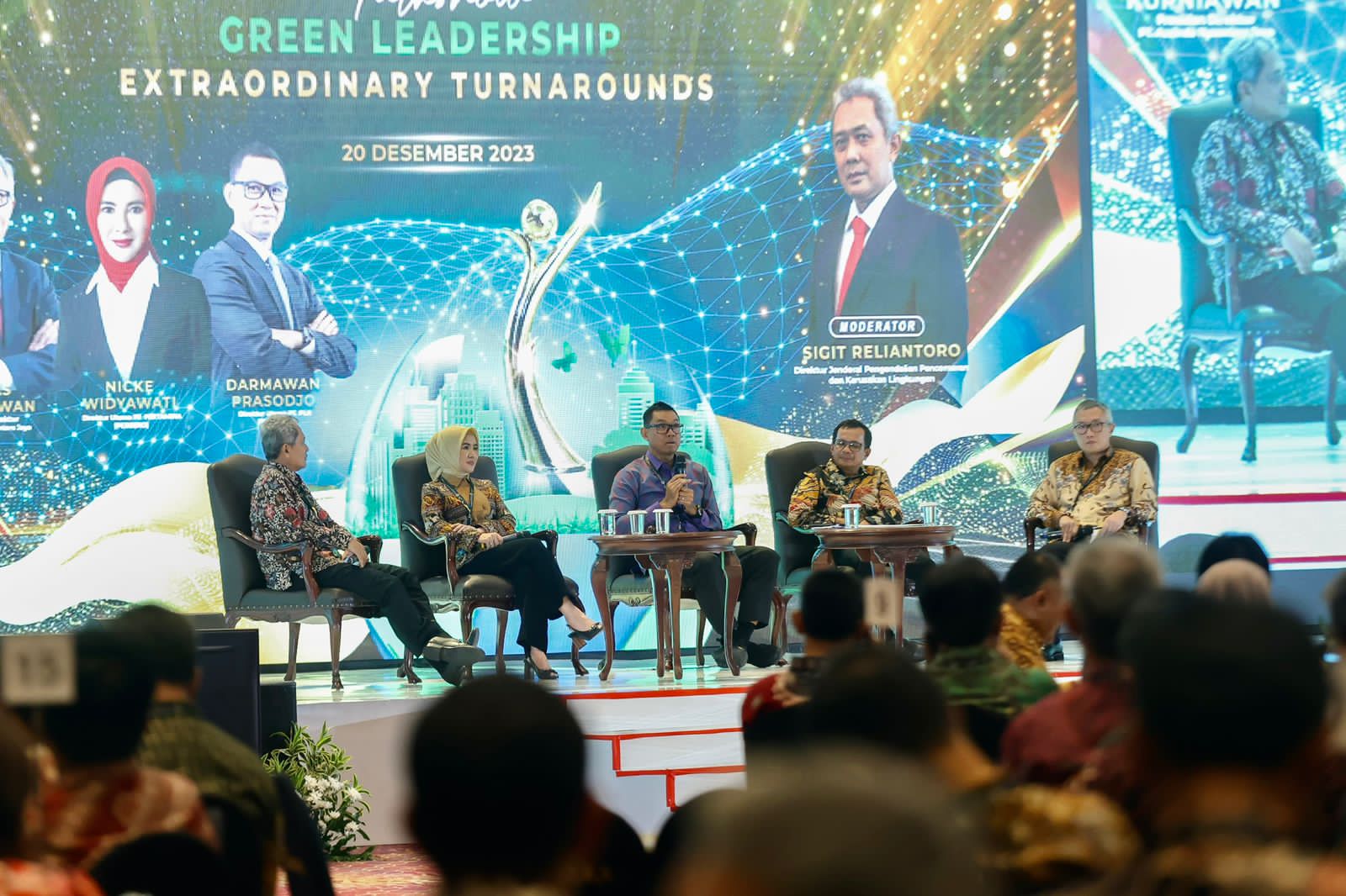 Direktur Utama PLN, Darmawan Prasodjo (tengah) menjadi narasumber pada talkshow Green Leadership Extraordinary Turnarounds yang diselenggarakan Kementerian Lingkungan Hidup dan Kehutanan, Rabu (20/12).