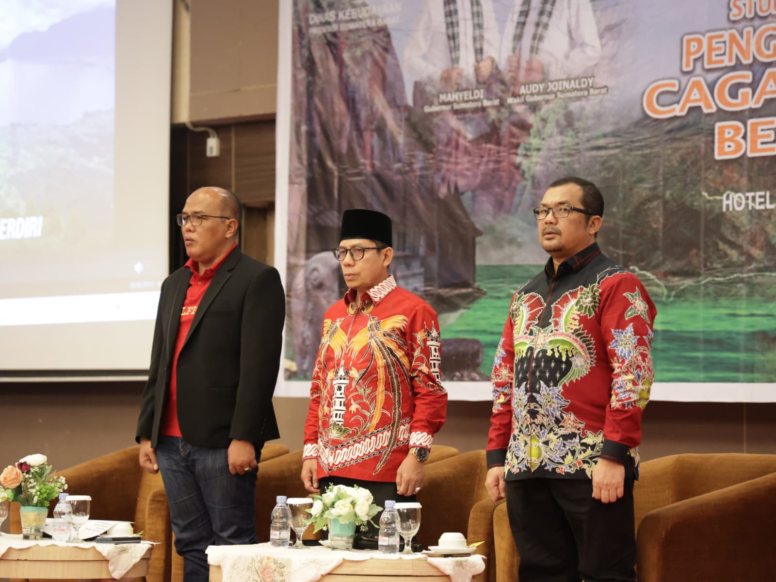Ketua DPRD Sumbar Suparsi (kiri) pada diskusi pengembangan kawasan Maek berkelanjutan di Padang. 