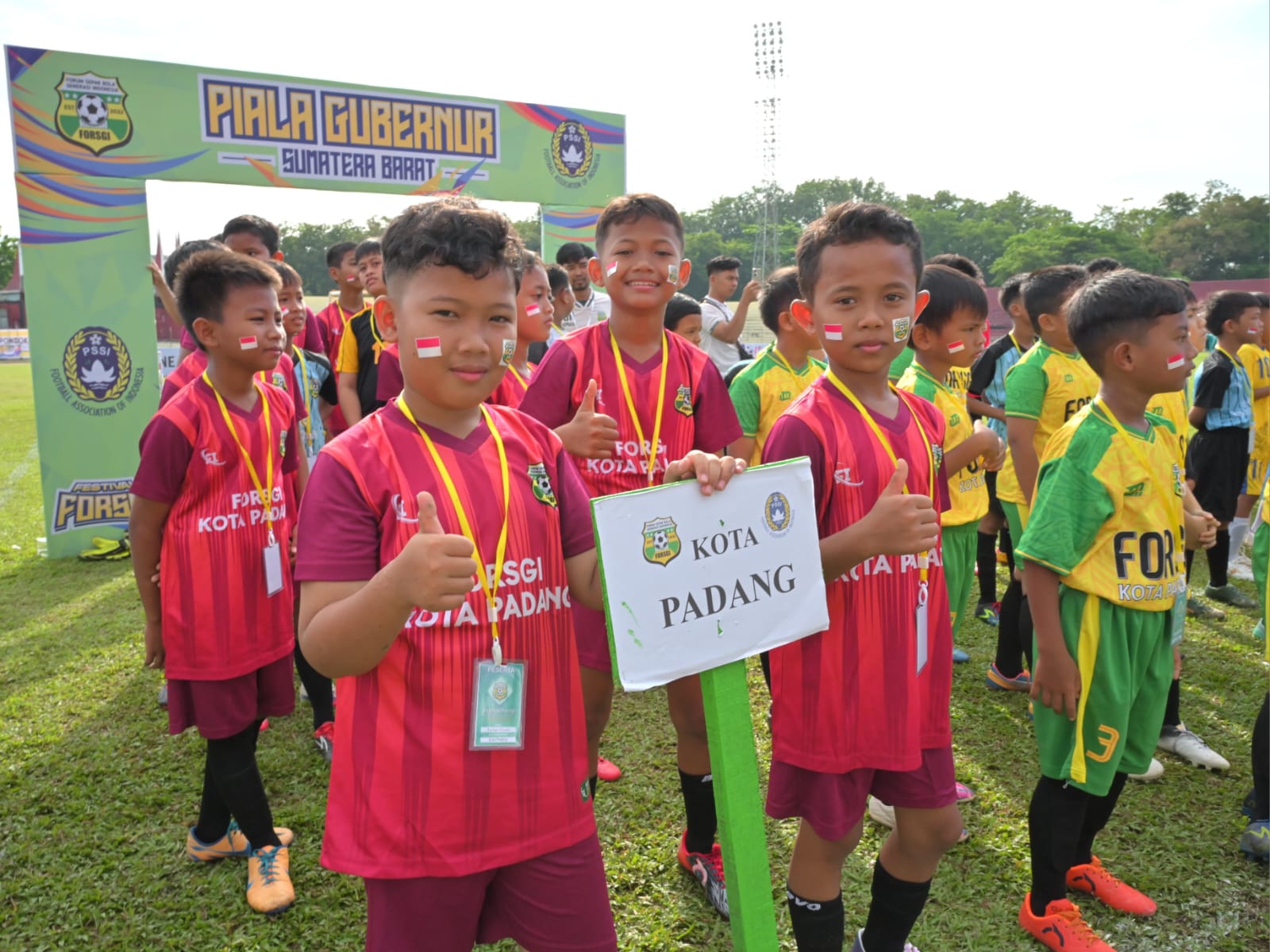 Peserta menggelar turnamen sepakbola Festival Forsgi, Selasa (26/12/2023) di GOR H. Agus Salim. Foto Adpsb. 