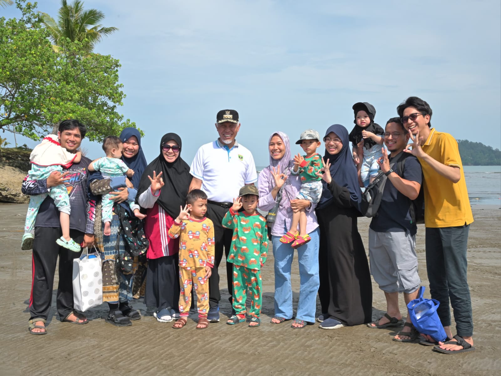 Gubernur Sumbar Mahyeldi dan keluarga besarnya wisata sederhana di Pantai Air Manis, Padang. Foto Adpsb. 