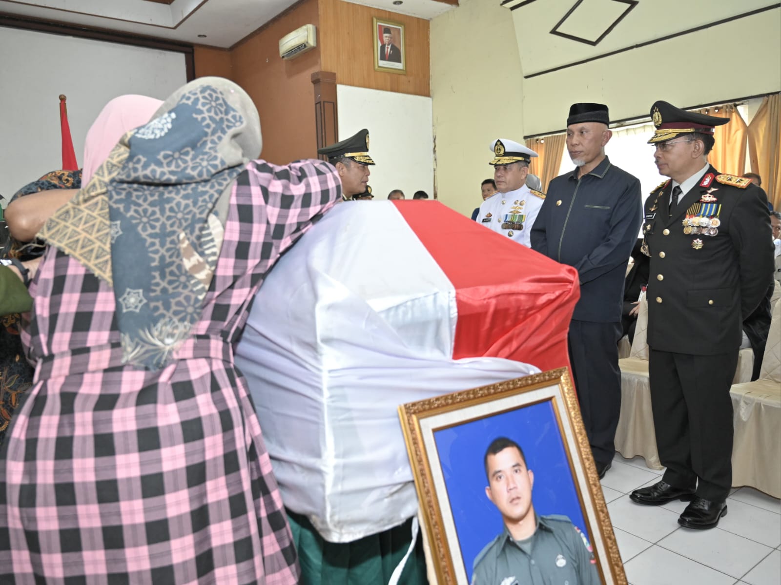 Gubernur Mahyeldi memimpin upacara dan mendoakan alm Kopda Hendrianto, Rabu (27/12/2023). Foto Adpsb. 