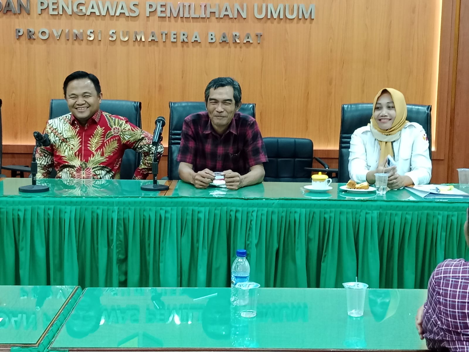 Divisi Humas, Data dan Informasi Badan Pengawas Pemilu (Bawaslu) Sumatera Barat menggelar rapat kerja teknik tim website dan tim konten kreator, Rabu (27/12/2023). Foto ist.