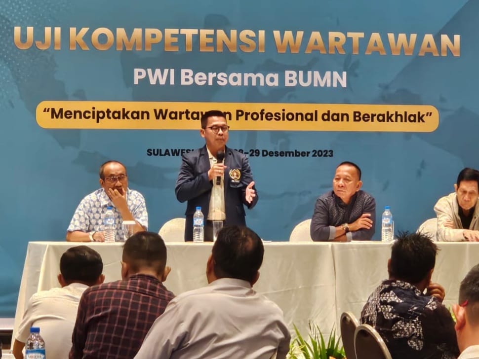 Direktur Lembaga Uji Kompetensi Wartawan (LUKW) PWI Pusat, Dr. Firdaus Komar MSi., saat pembukaan UKW di PWI Sulawesi Utara di Padang. Foto Pwi Pusat.