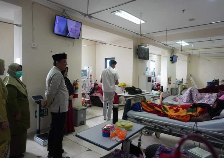 Pj Wako Sonny saat tinjau ruang inap pasien di RSUD Gantiang, Jumat (29/12/2023) siang.