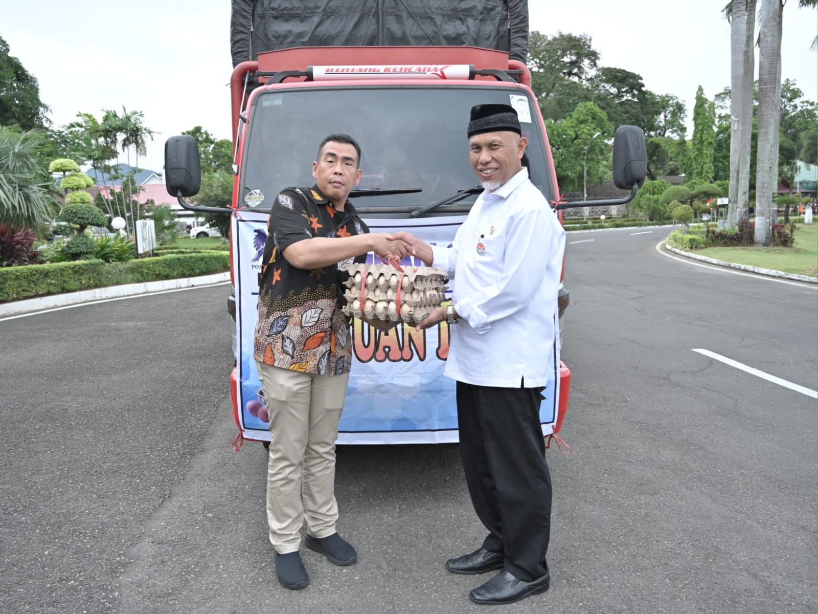 Gubernur Sumatera Barat Mahyeldi, menerima bantuan 50 ribu butir telur dari PT Charoen Pokphand Indonesia, yang kemudian akan disalurkan kepada masyarakat terdampak bencana banjir dan longsor di Sumbar. Foto Adpsb. 