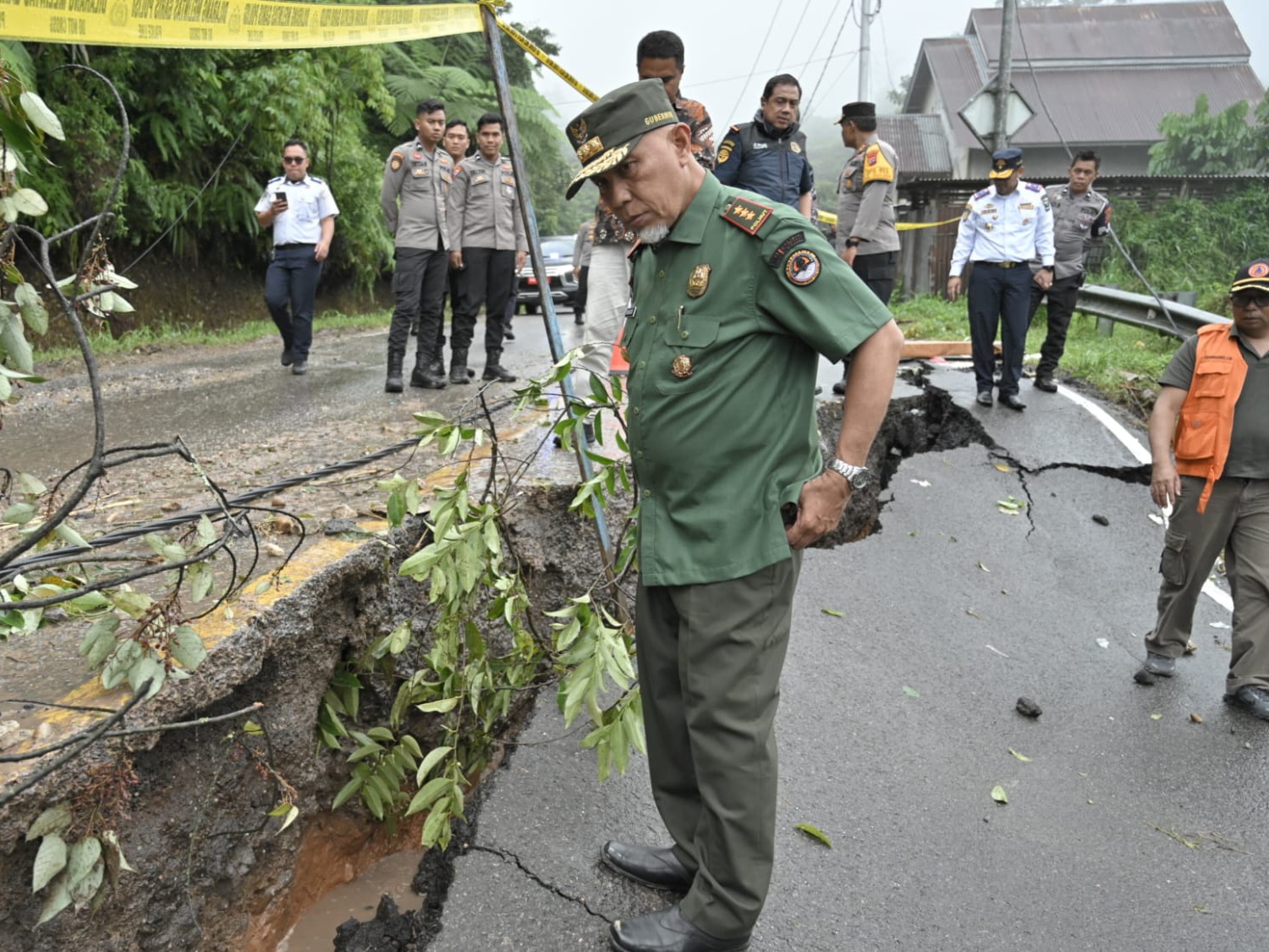 Gubernur Mahyeldi di Kelok 17 Pangkalan, meninjau kondisi jalan yang rusak di jalur Sumbar - Riau, Kamis (28/12/2023). Foto Adpsb. 