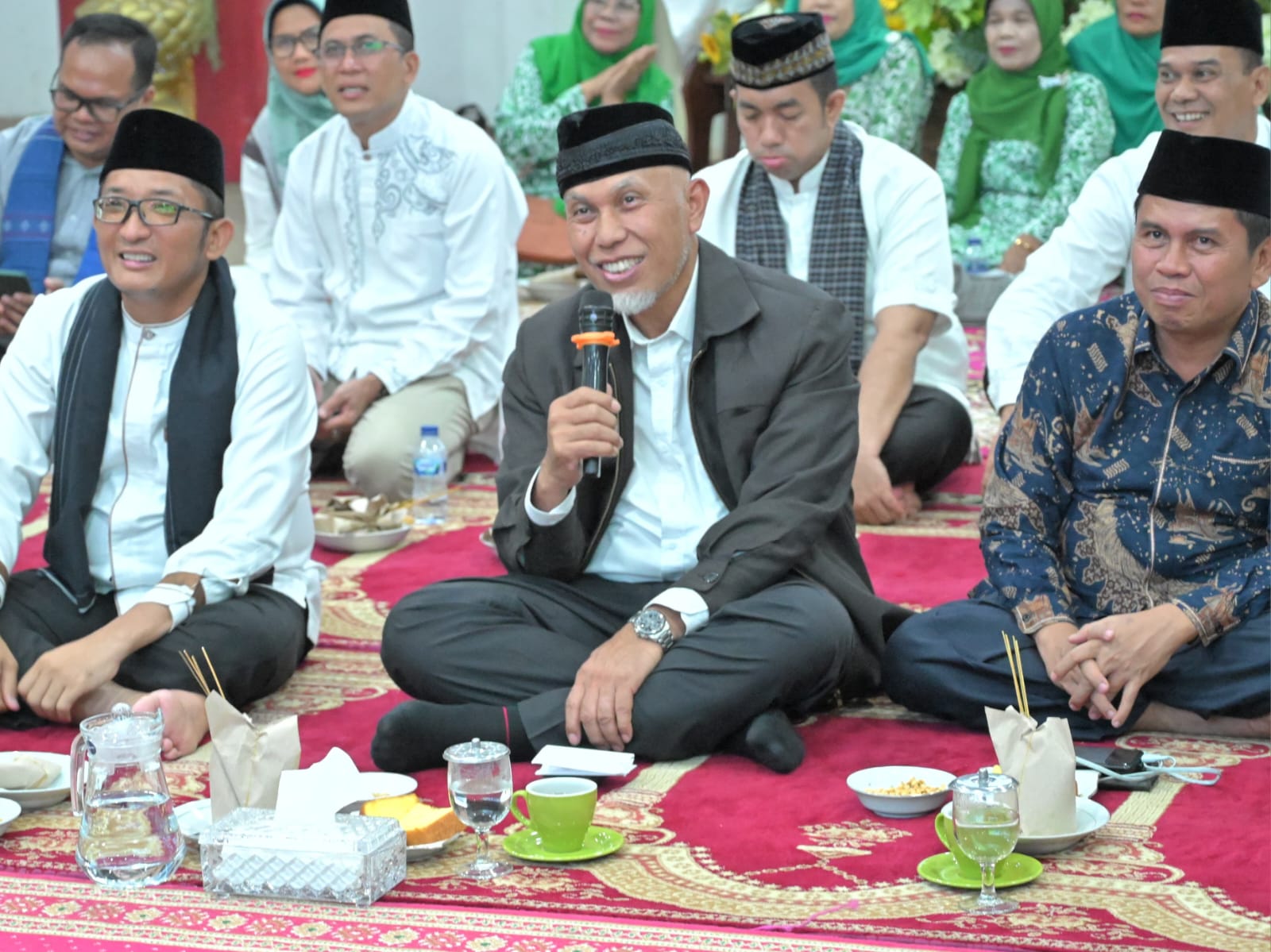 Gubernur Sumbar Mahyeldi (tengah) dan Wali Kota Padang Hendri Septa,  saat Muhasabah Malam Pergantian Tahun 2023-2024. Foto Adpsb. 