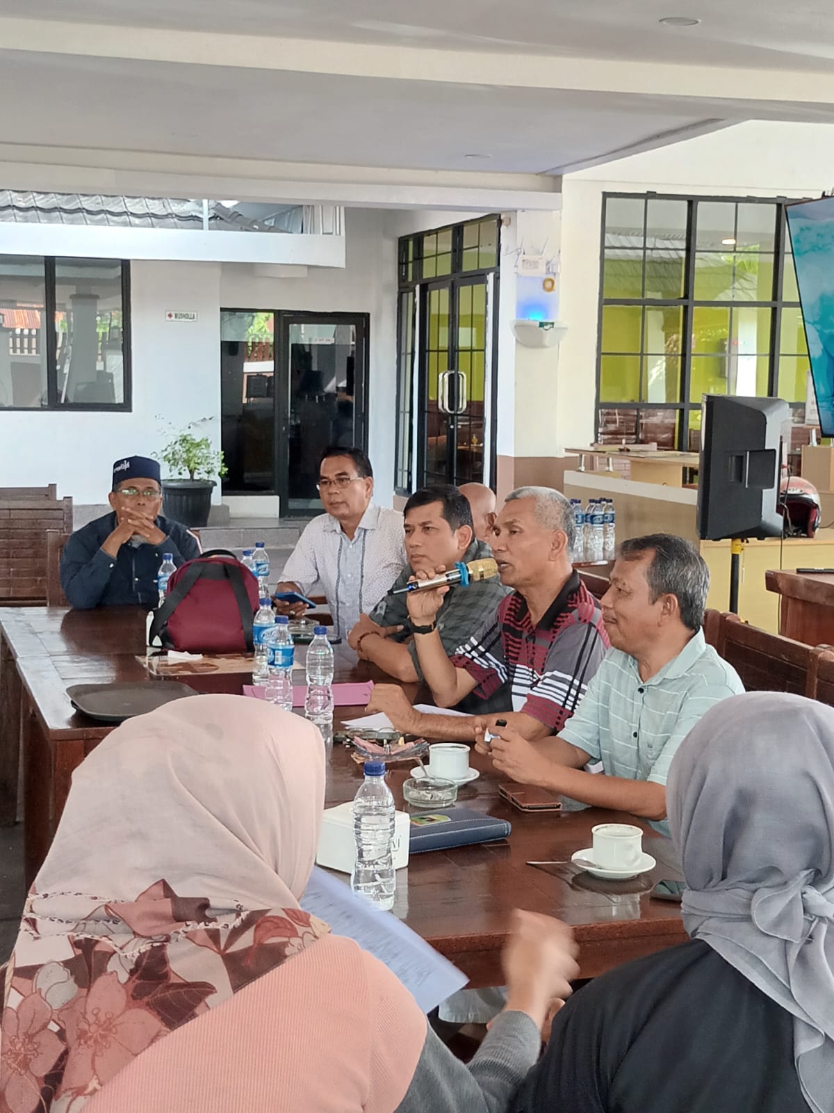 Koordinator Simpul Relawan Pemenangan AMIN Sumatera Barat, Masrizal Mamak dalam Rapat Koordinasi di Rey Cafe Komplek GOR Haji Agus Salim Padang, Senin, (1/1/2024). Foto Rafles.