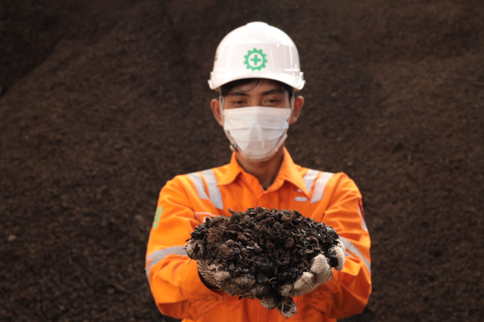 Pegawai PLN tengah memeriksa biomassa dari cangkang sawit untuk bahan bakar pengganti batu bara di PLTU Sintang, Kalimantan Barat.