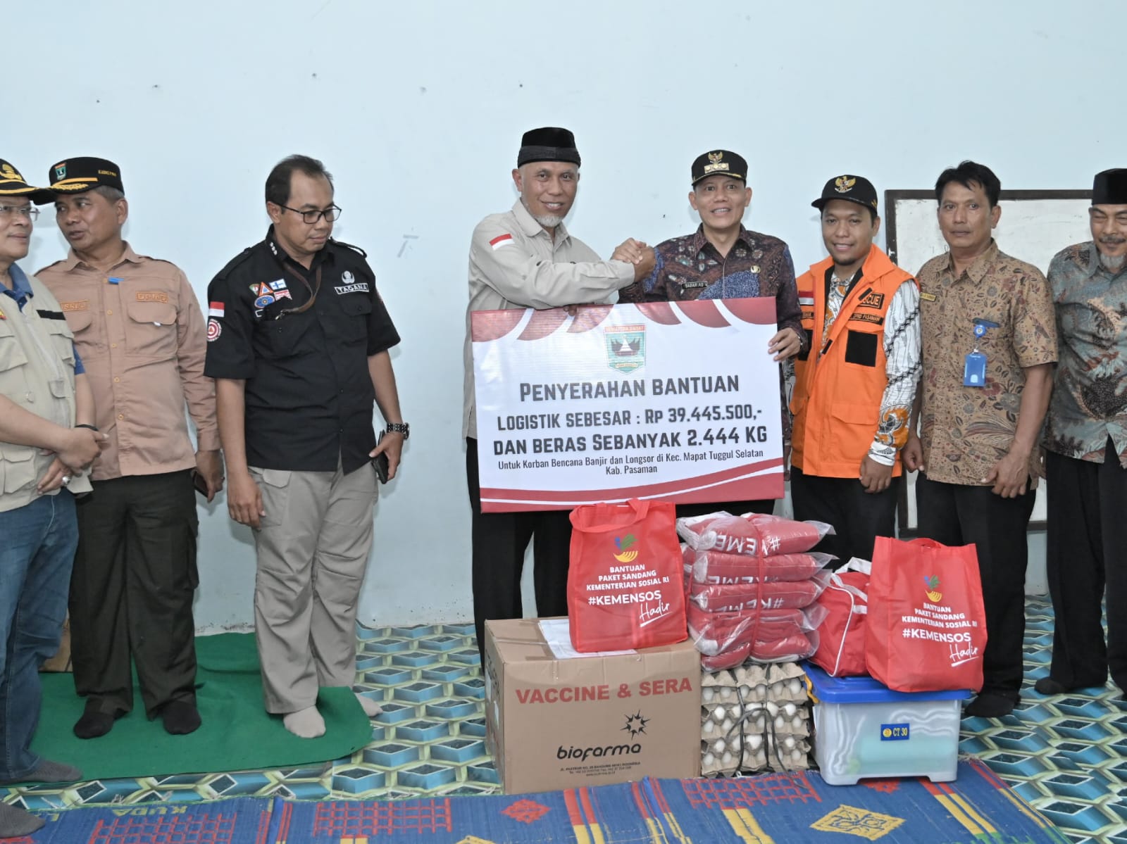 Gubernur Sumatera Barat Mahyeldi, menyerahkan bantuan logistik bagi warga Kecamatan Mapat Tunggul Selatan, Kabupaten Pasaman. Foto Adpsb.