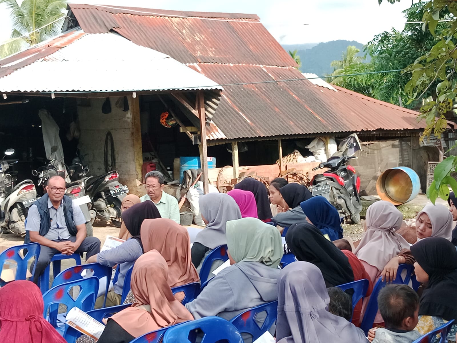 Calon Legislatif Provinsi Sumatera Barat nomor urut 3 dari Partai Nasdem, HM. Tauhid, temui masyarakat dan siap "teken kontrak" untuk perjuangan pembangunan. Foto ist.