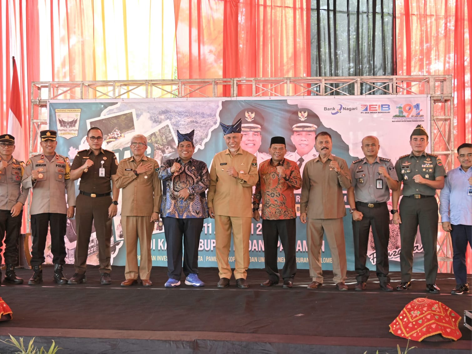 Gubernur Sumbar dan Bupati Padang Pariaman, bersama para pejabat pada Pembukaan Padang Pariaman Expo 2024. Foto Adpsb. 