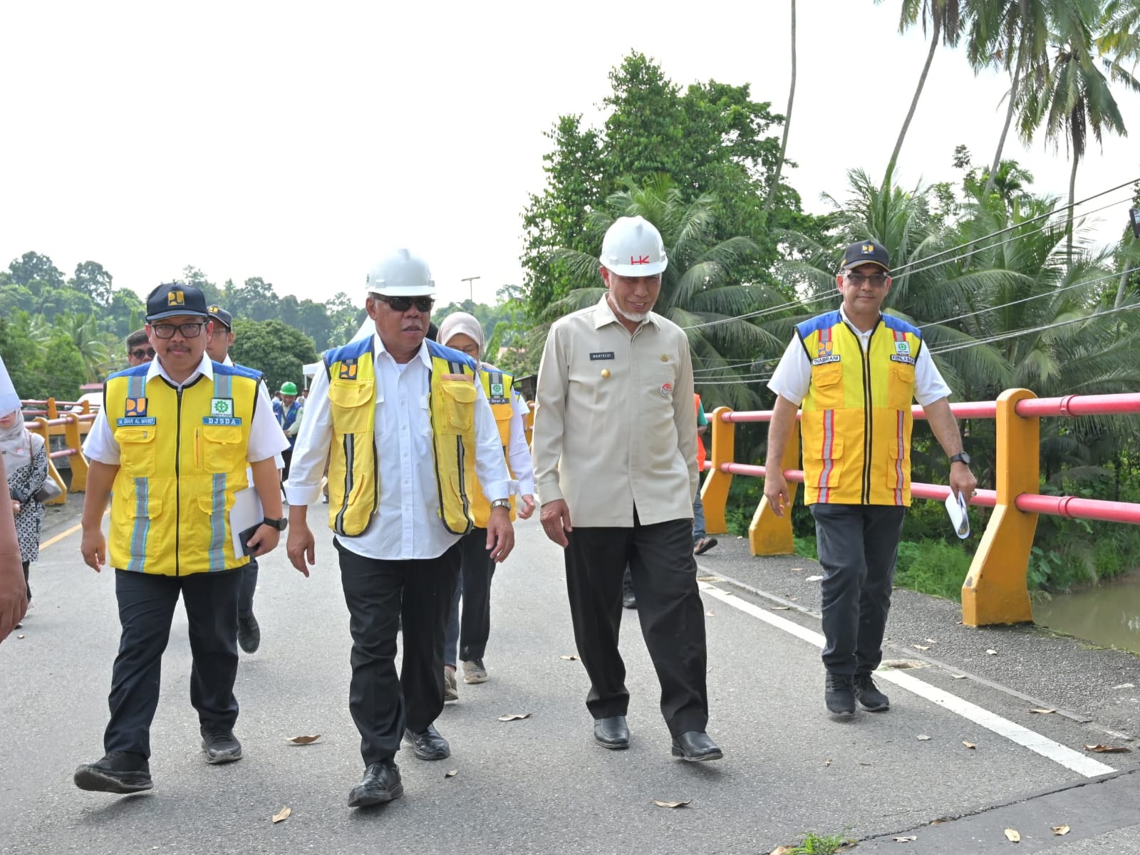 Gubernur Mahyeldi mendampingi Menteri PUPR Basuki Hadimuljono melakukan peninjauan ke Jembatan Kiambang di Kabupaten Padang Pariaman, Kamis (11/1/2024). Foto Adpsb. 