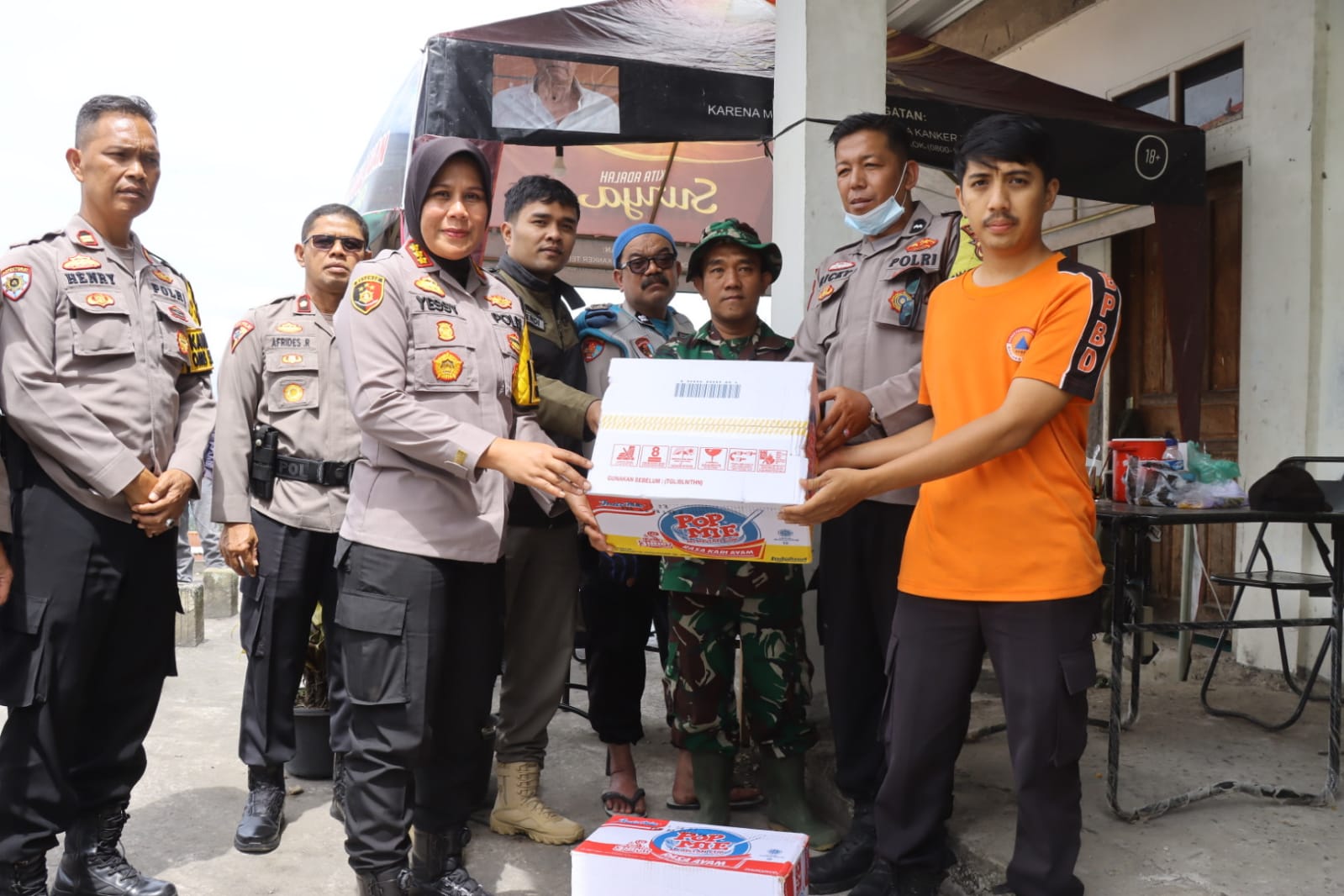 Kapolresta Bukittinggi turut menyerahkan bantuan logistik kepada petugas di Posko Penanggulangan Bencana