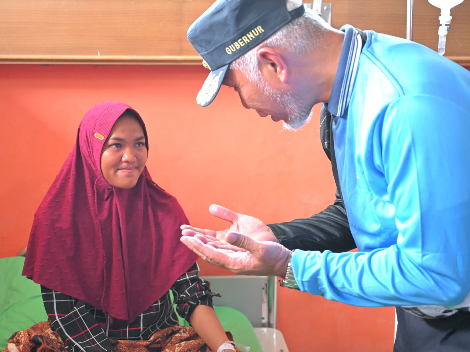 Gubernur Sumbar Mahyeldi berdialog dengan pasien operasi bibir sumbing di Sawahlunto, Sabtu (13/1/2024). Foto Adpsb. 