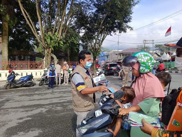 Anggota BPBD Kesbang Pol Kota Padang Panjang, saat bagikan masker kesehatan gratis ke warga, Sabtu (13/1/2024) kemaren