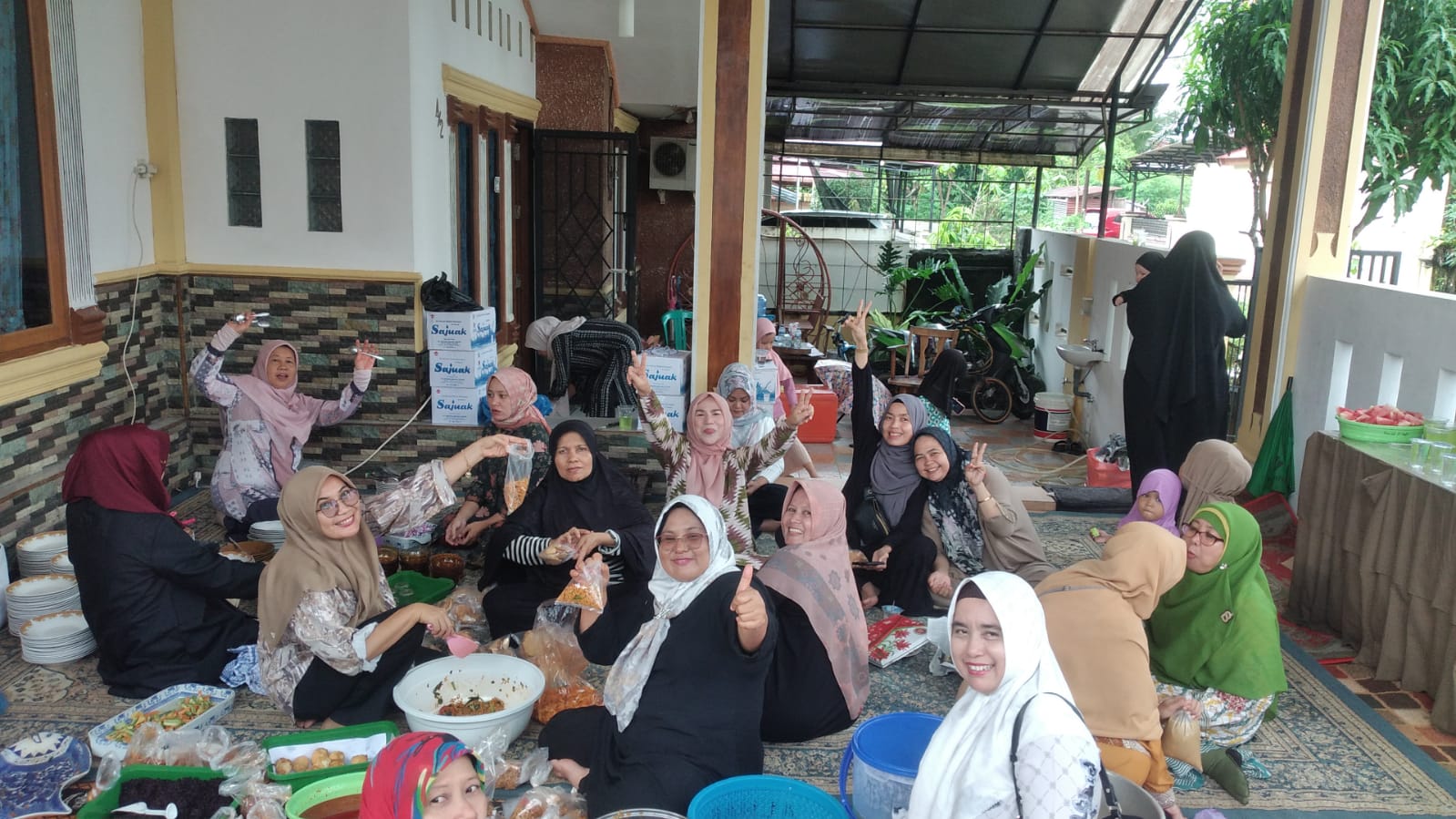 Ungkapan bahagia diwujudkan dengan masak bersama ibu-ibu KIP Nanggalo Padang untuk Tasyakuran, Minggu (14/1/2024). Foto ist.