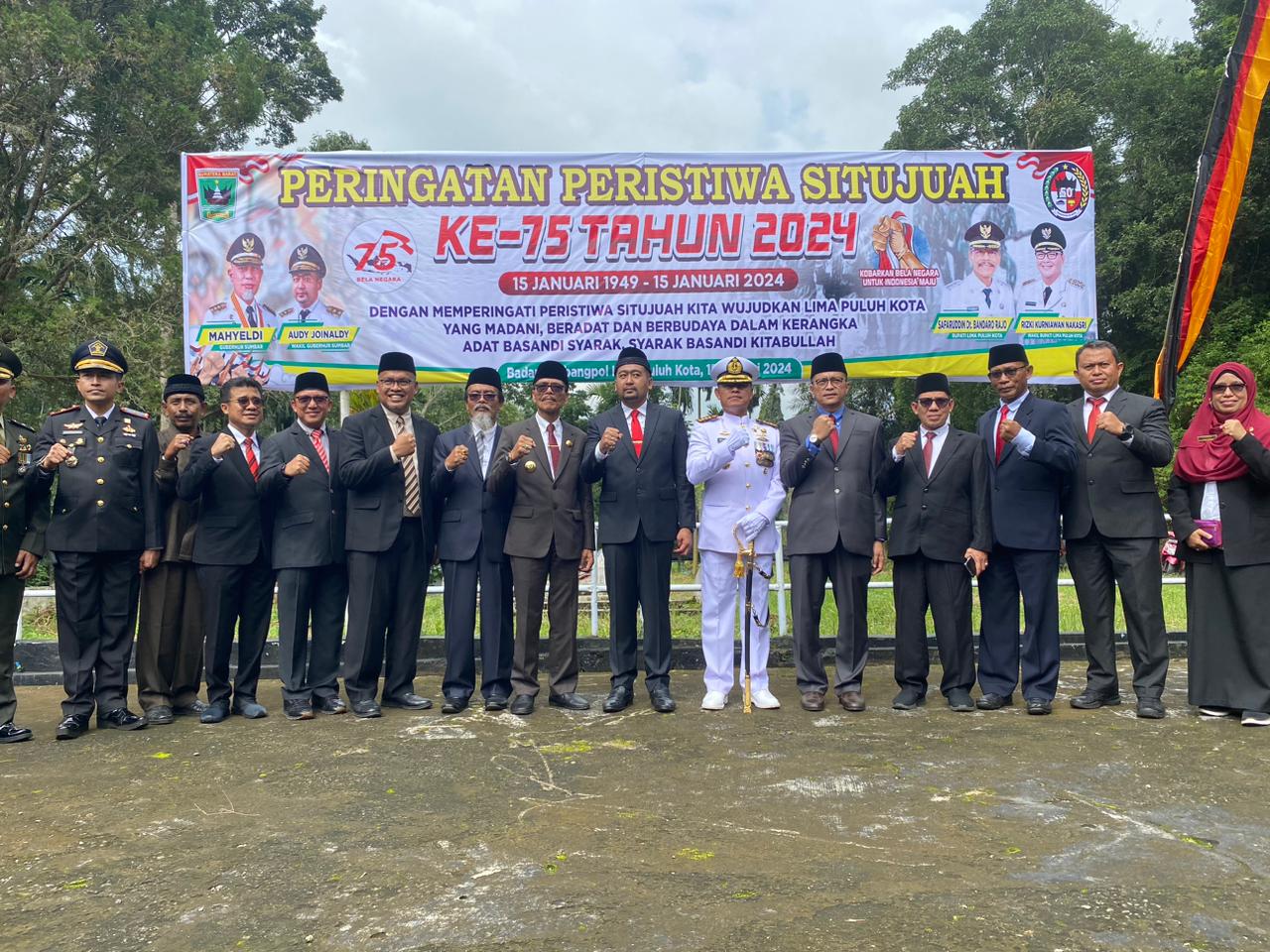 Wakil Gubernur Provinsi Sumatera Barat Audy Joinaldy  foto bersaam selepas upacara Peringatan Peristiwa Situjuah  ke-75 di lapangan Khatib Sulaiman Situjuah Batua, Kecamatan Situjuah Limo Nagari, Senin (15/01/2024).