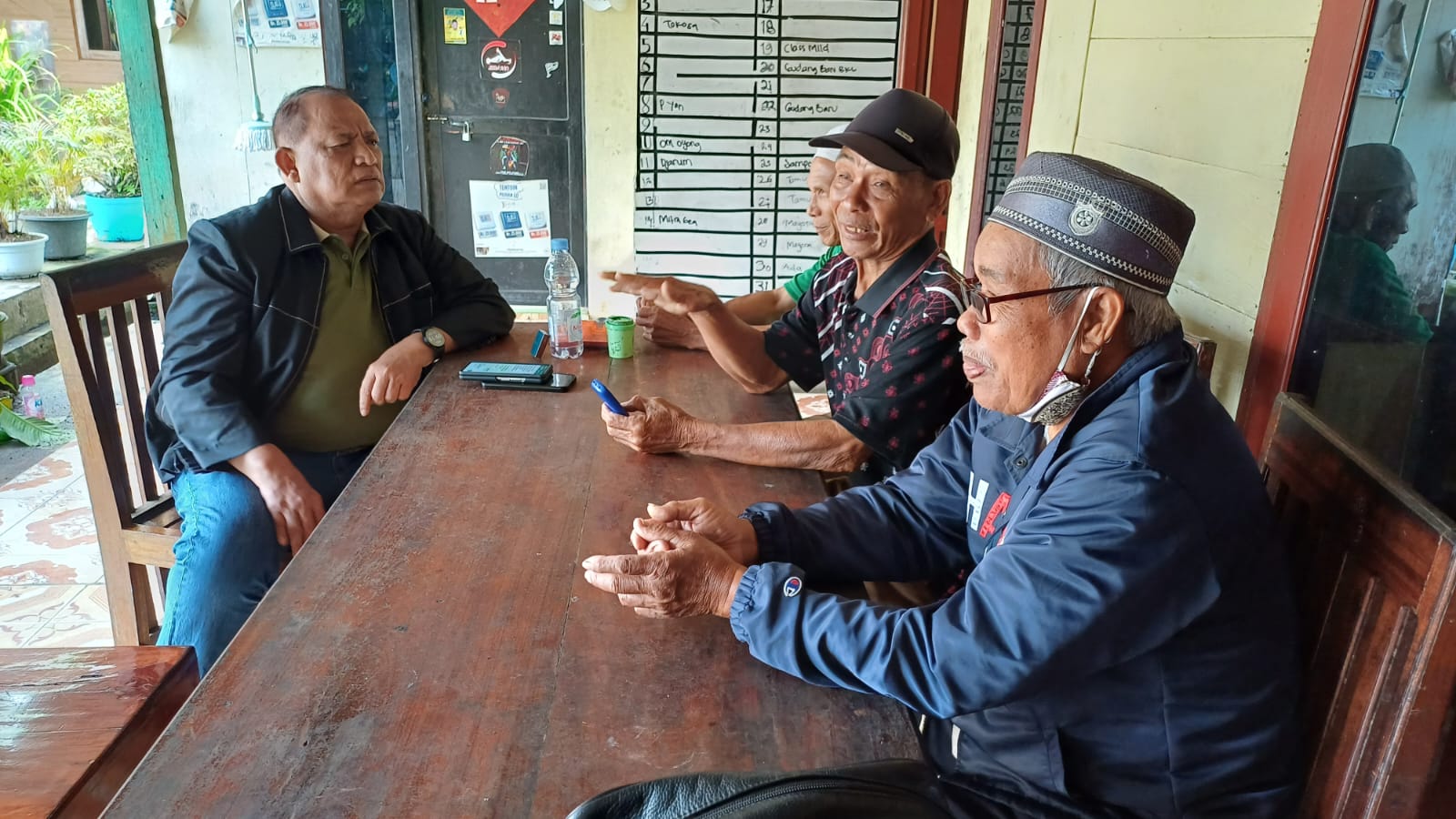 Tokoh masyarakat di Lunang dan Silaut, Pesisir Selatan, bersama caleg Golkar Syarizal Ucok (kiri) saat dialog aspiratif. Foto Gk.