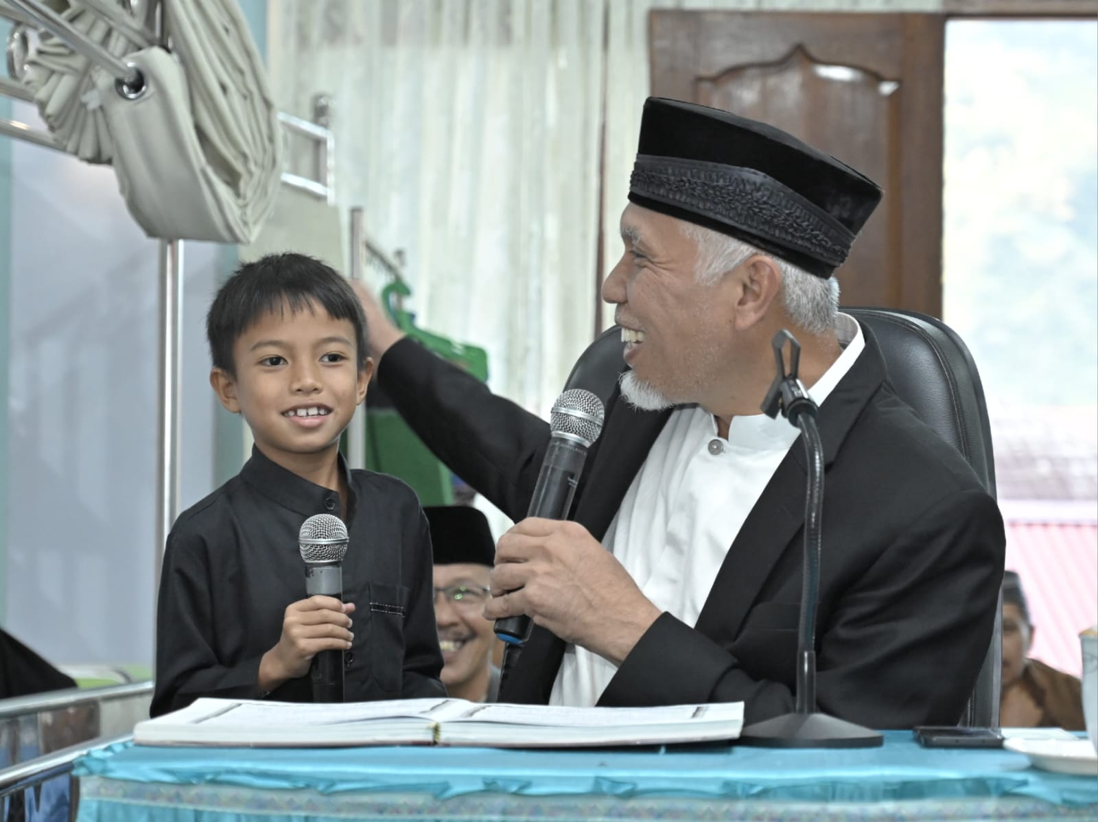 Gubernur Sumbar Mahyeldi saat memberi tausiah Subuh Mubarokah bersama seorang anak, jemaah Masjid Nurul Amri, Minggu (21/1/2024) di Padang Panjang. Foto Adpsb. 
