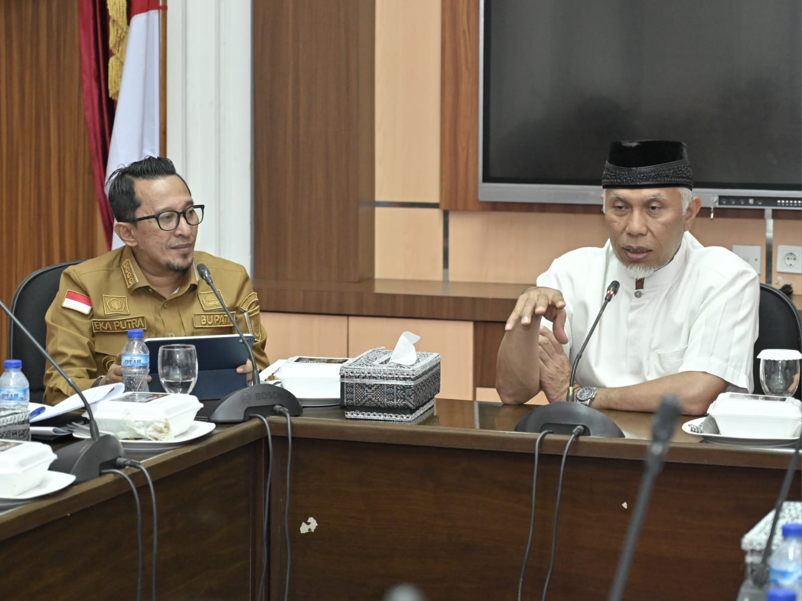Gubernur Sumbar Mahyeldi (kanan) dan Bupati Tanah Datar Eka Putra dalam rapat di Padang. Foto Adpsb. 