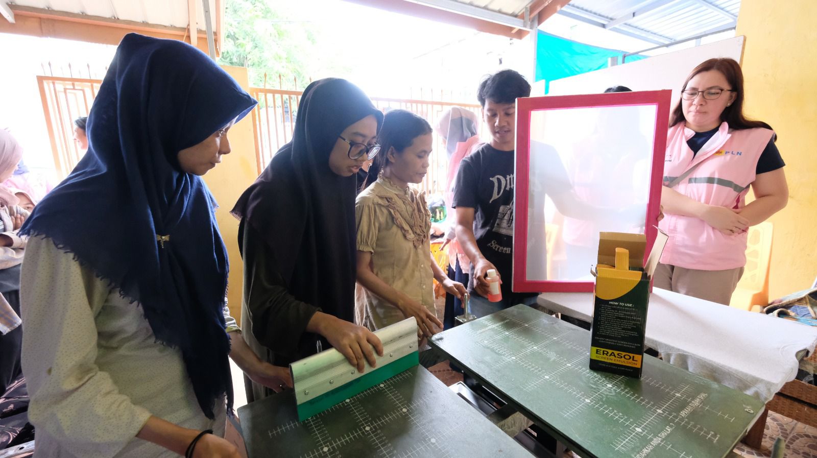 Srikandi PLN memberikan bantuan pengembangan usaha dalam bentuk _workshop_ sablon kepada Yayasan Pergerakan Difabel Indonesia di Makassar, Sulawesi Selatan.