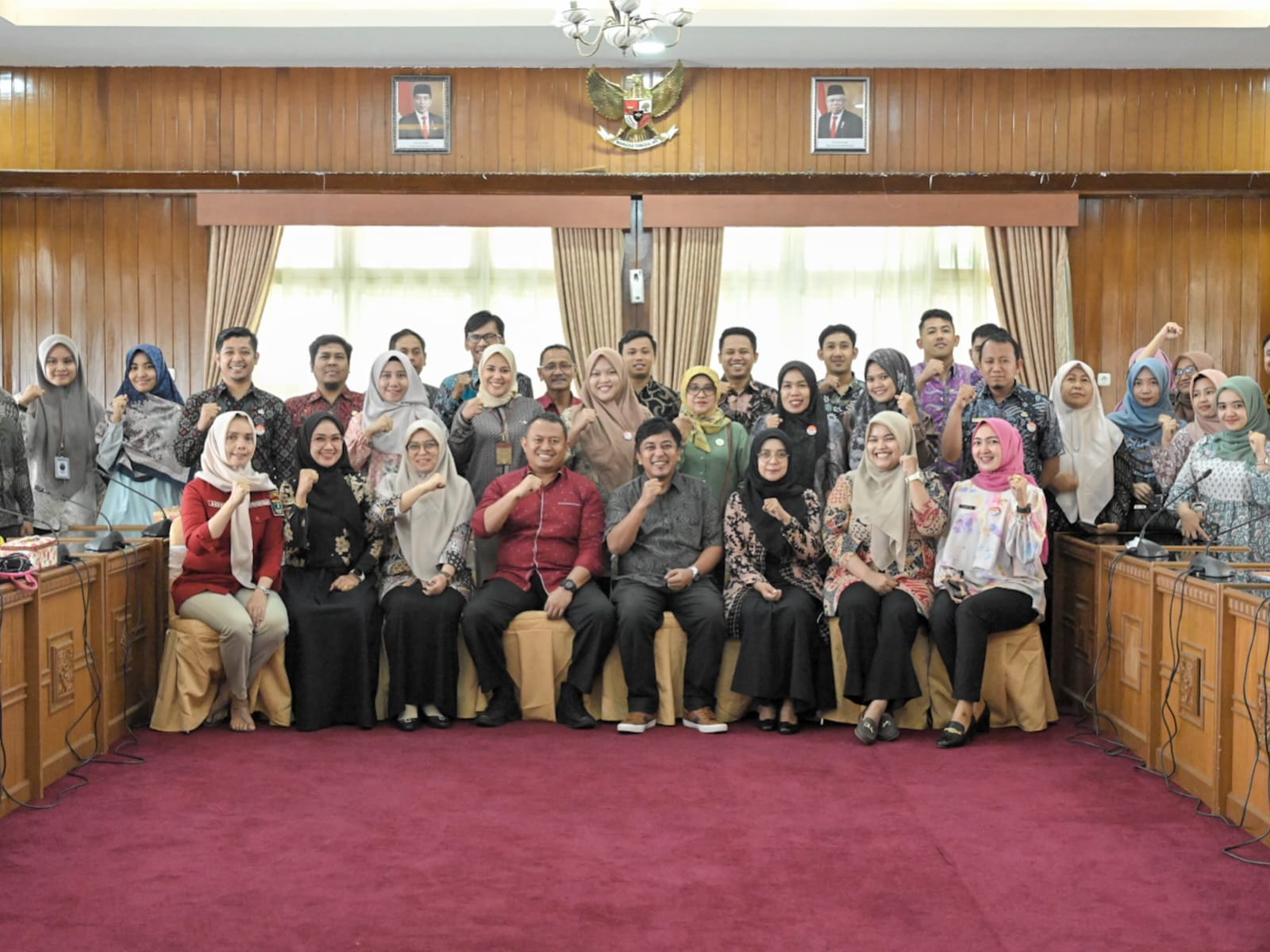 Kabiro Adpim Setdaprov Sumbar, Mursalim, bersama peserta rapat penyusunan Renja tahun 2025 di Ruang Rapat Istana Bung Hatta, Bukittinggi, Kamis (25/01/2024). Foto Adpsb. 